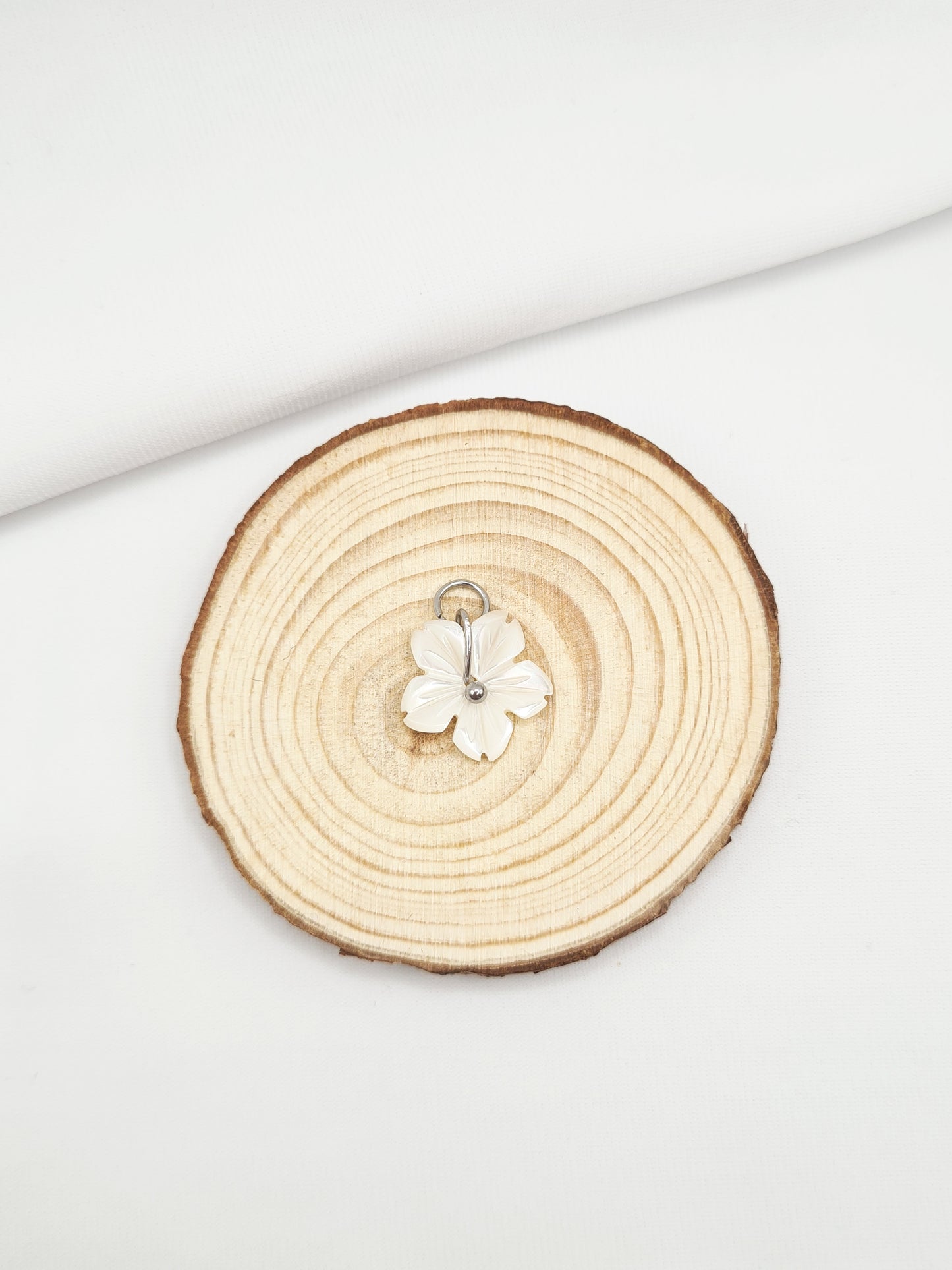 Pampille en acier inoxydable doré et argenté composée de pierres naturelles - Douce fleur