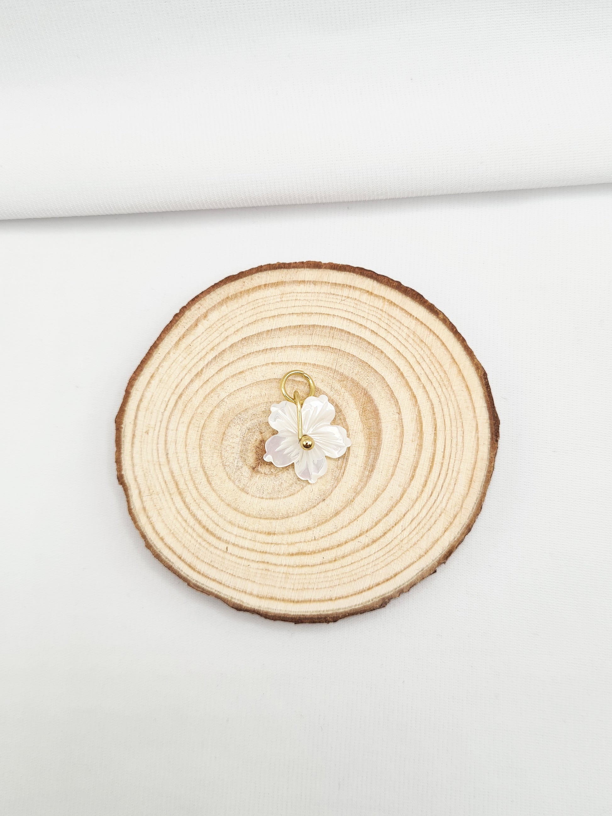 Pampille en acier inoxydable doré et argenté composée de pierres naturelles  - Douce fleur