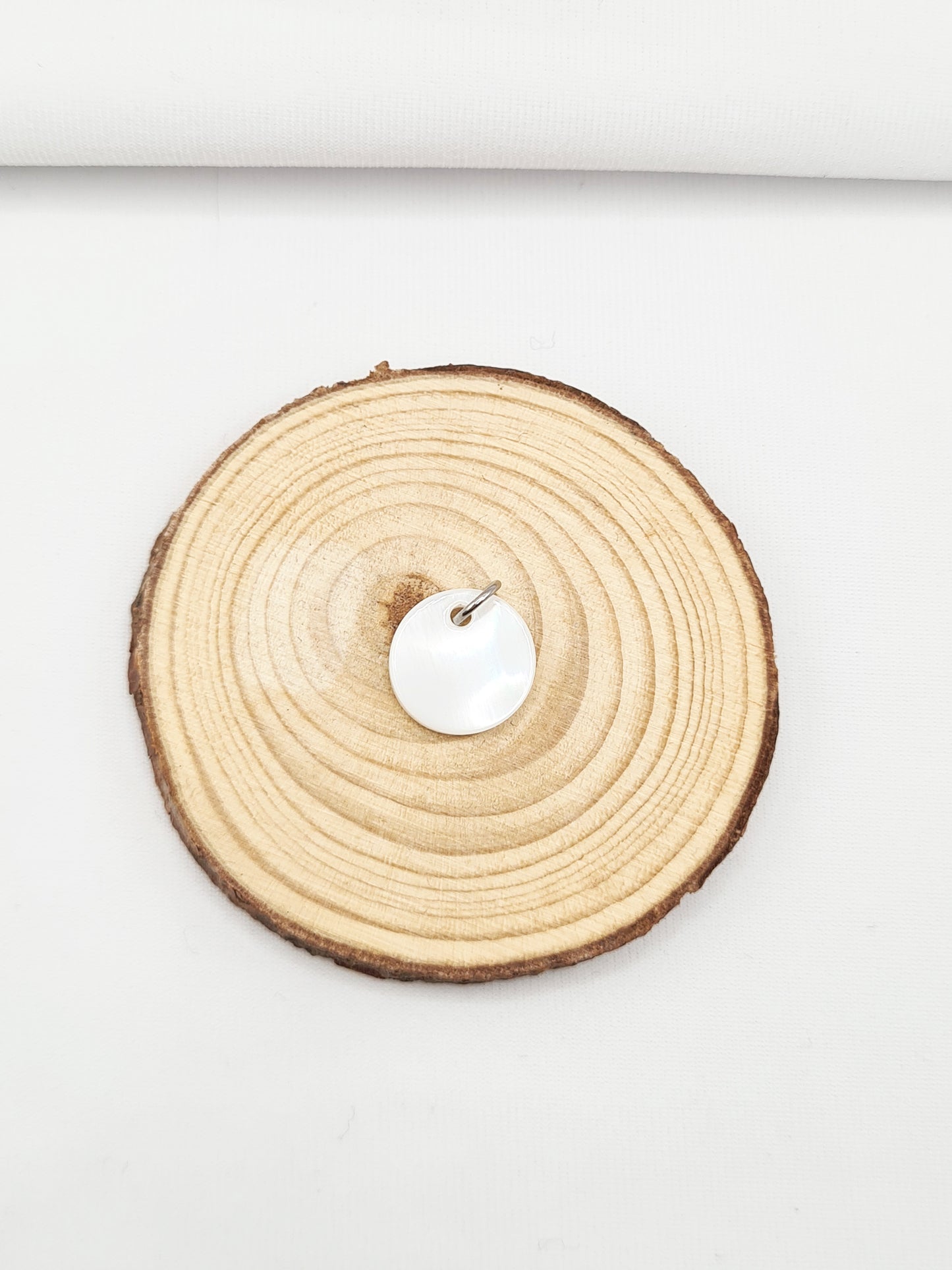 Pampille en acier inoxydable doré et argenté composée de pierres naturelles - Rond en nacre