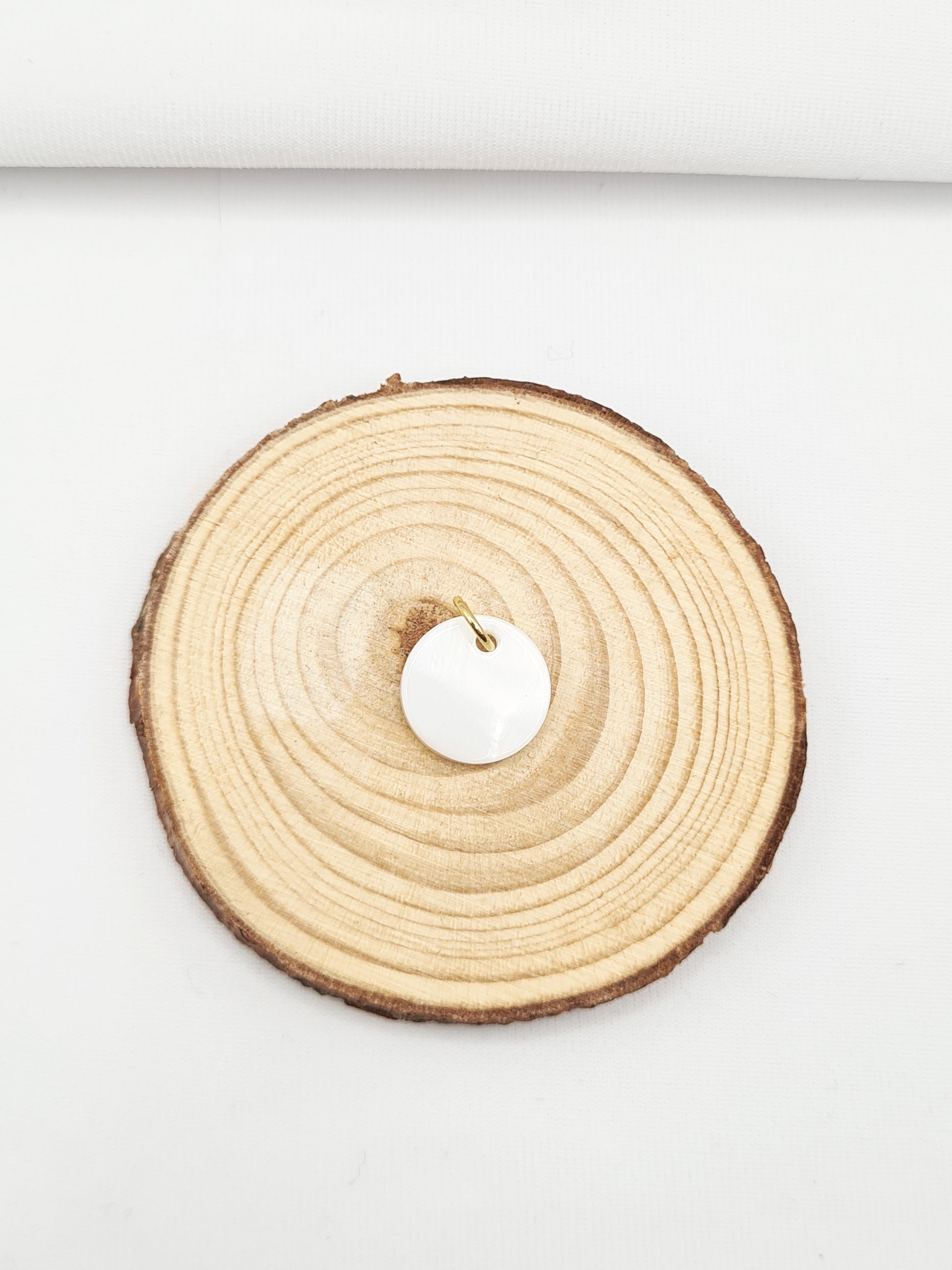 Pampille en acier inoxydable doré et argenté composée de pierres naturelles  - Rond en nacre