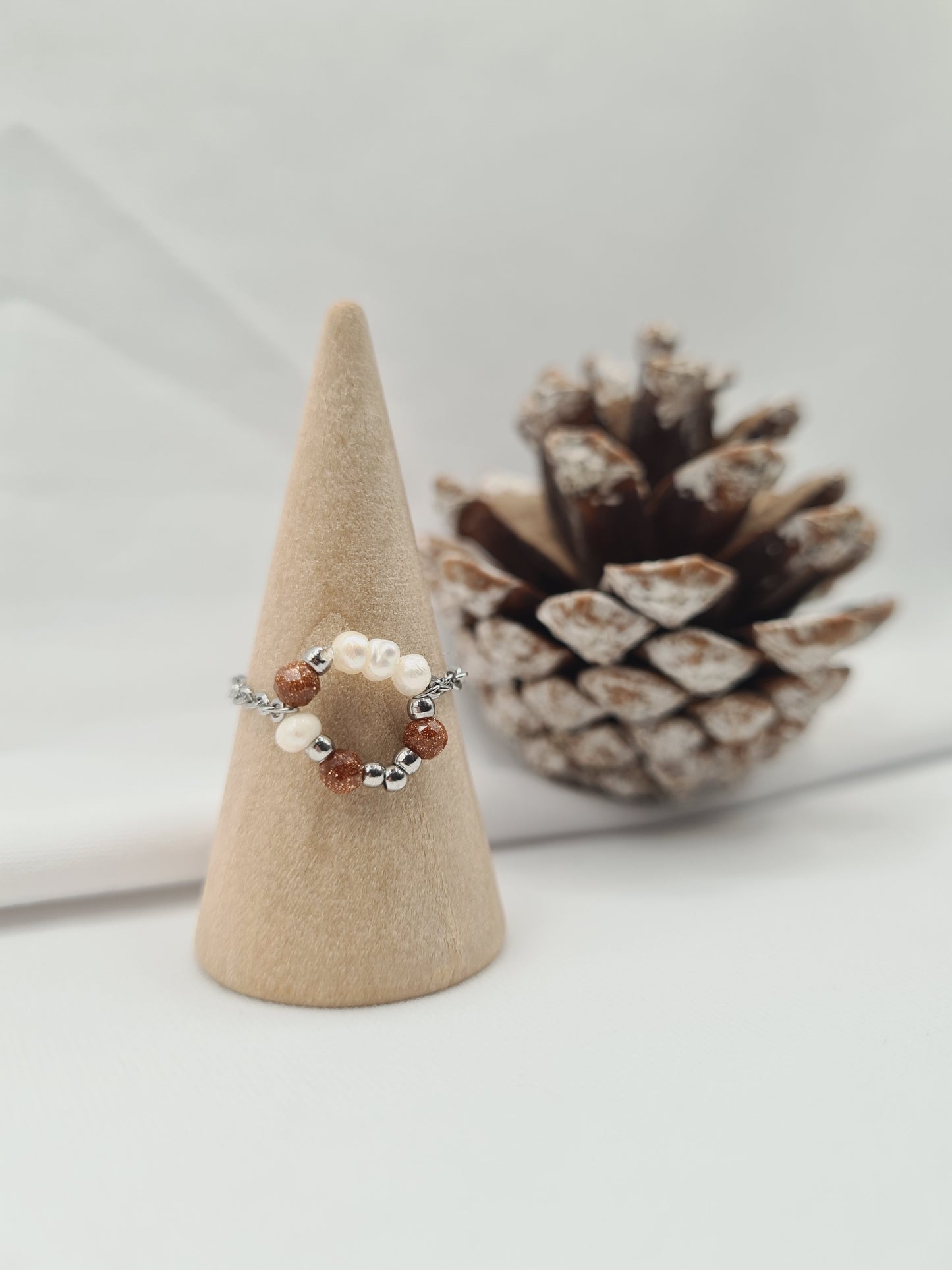 Évasion est une bague en acier inoxydable argenté composée de véritables pierres naturelles