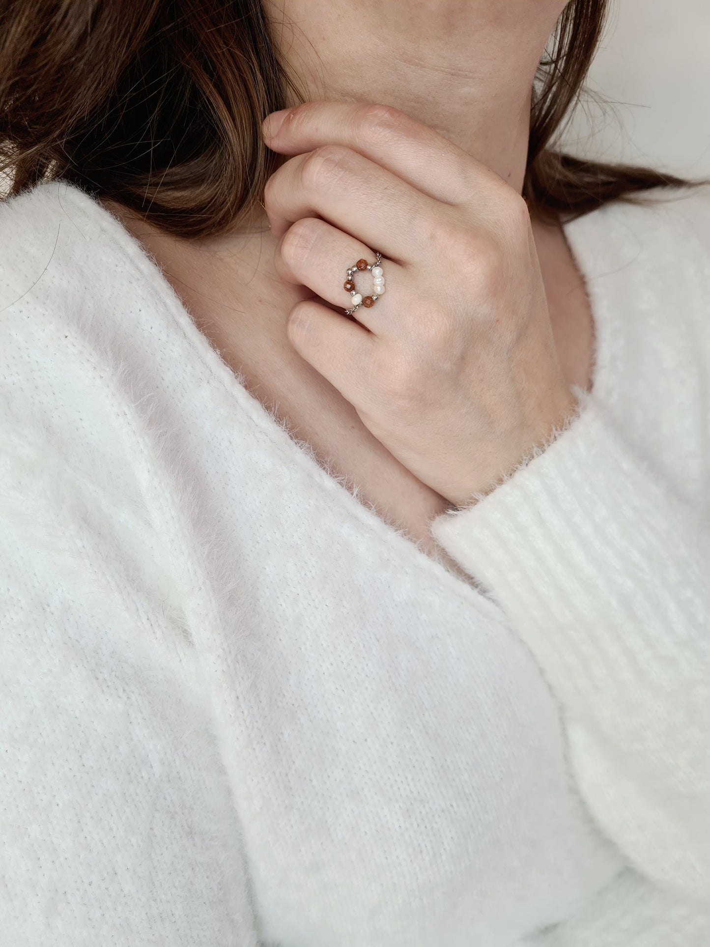 Évasion est une bague en acier inoxydable argenté composée de véritables pierres naturelles
