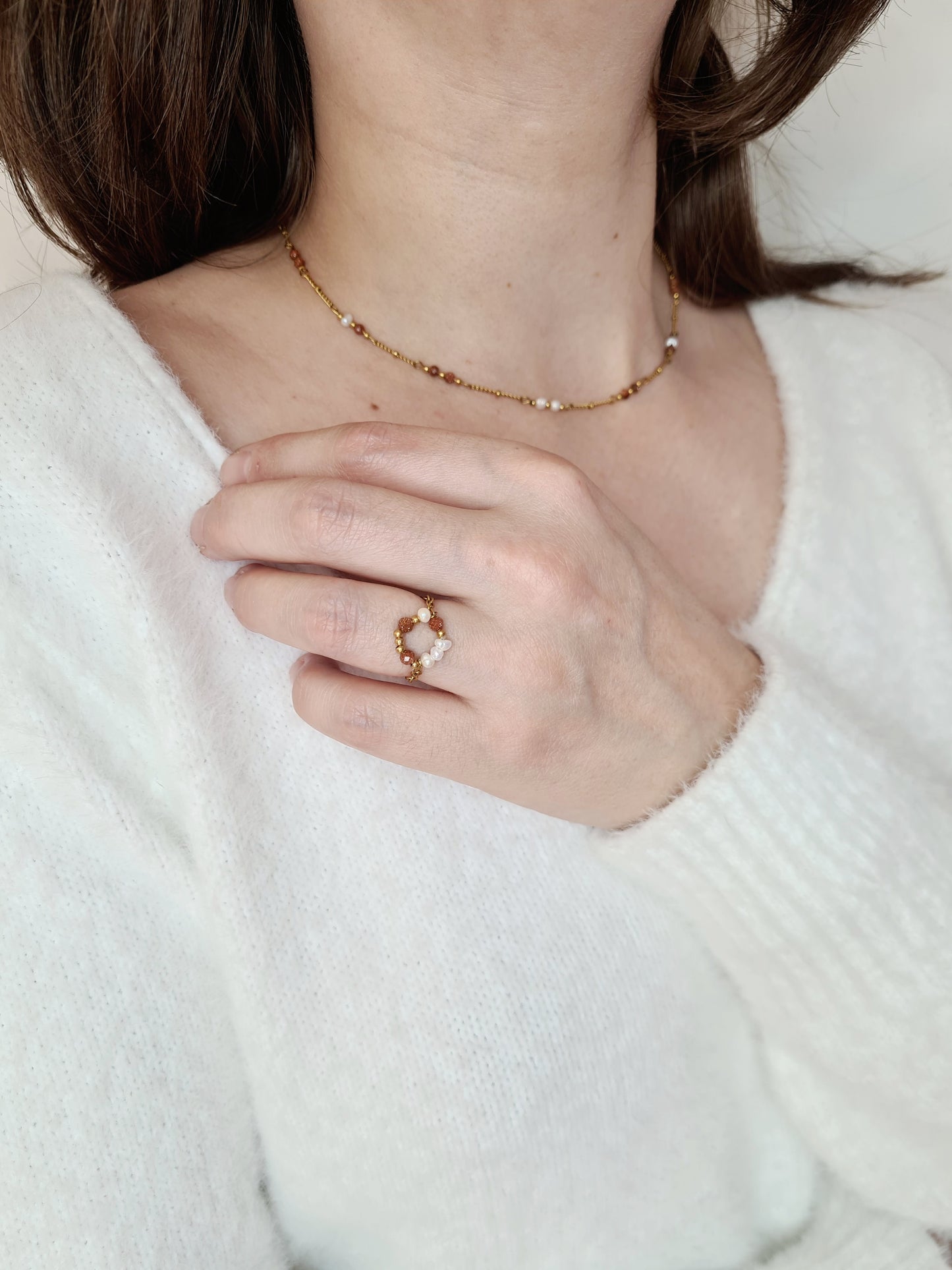 Évasion est une bague en acier inoxydable doré composée de véritables pierres naturelles