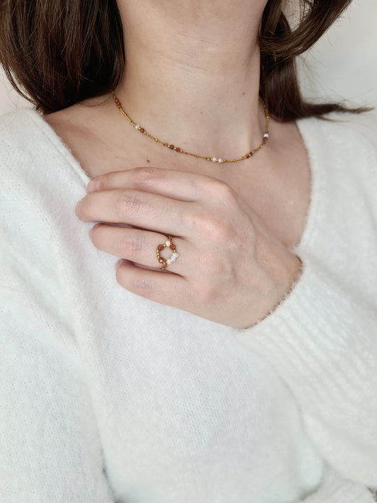Évasion est une bague en acier inoxydable doré composée de véritables pierres naturelles