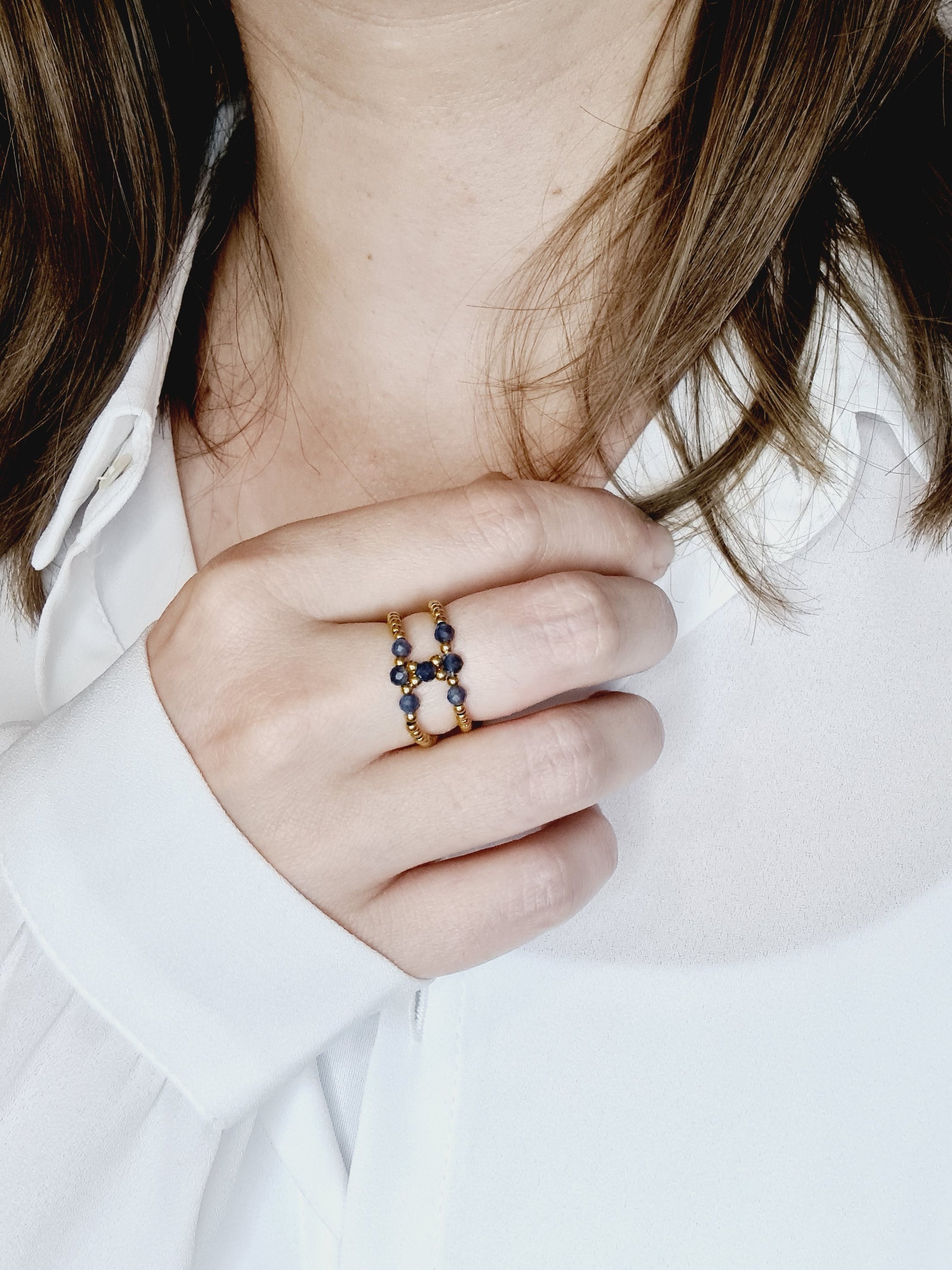 Loéline est une bague en acier inoxydable doré composée de véritables pierres naturelles