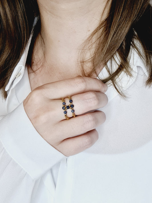 Loéline est une bague en acier inoxydable doré composée de véritables pierres naturelles