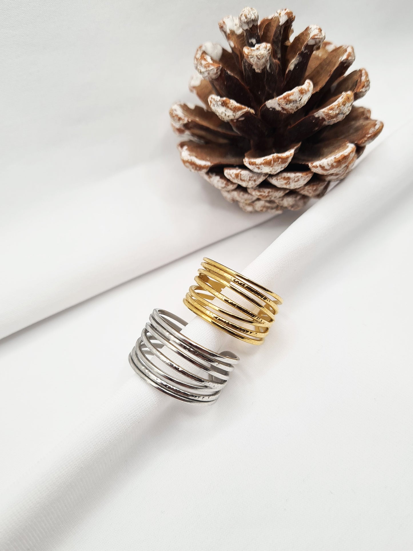 Amy est une bague ajustable en acier inoxydable doré et argenté