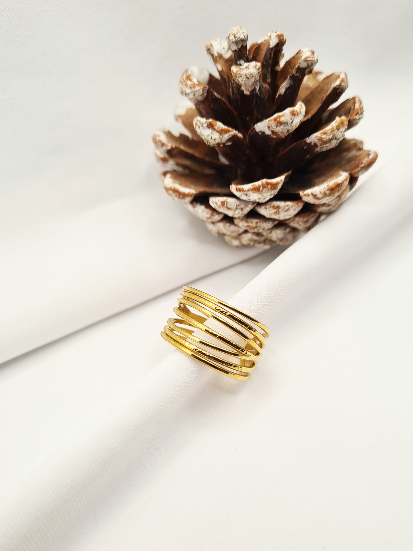 Amy est une bague ajustable en acier inoxydable doré