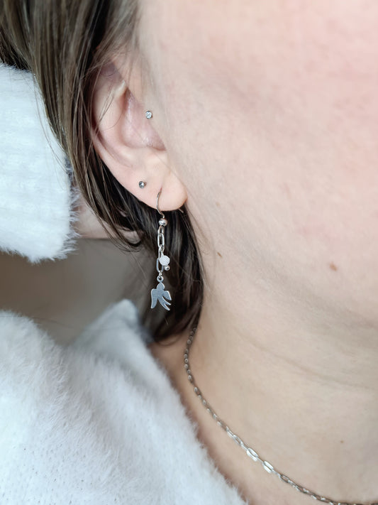 Carlita sont des boucles d'oreilles en acier inoxydable argenté avec de véritable pierres naturelles