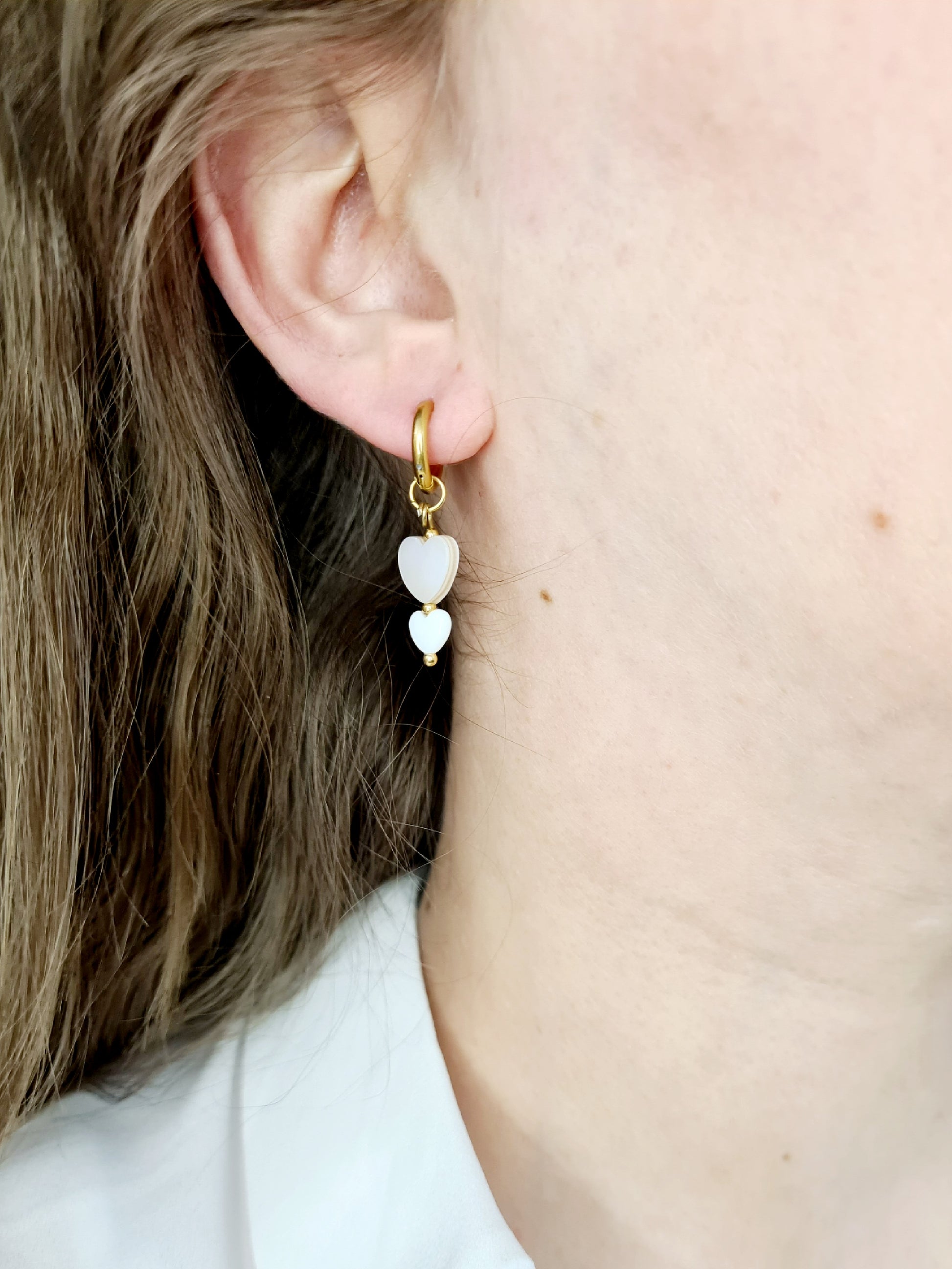 Duo coeurs sont des boucles d'oreilles en acier inoxydable doré composées de véritable pierres naturelles.