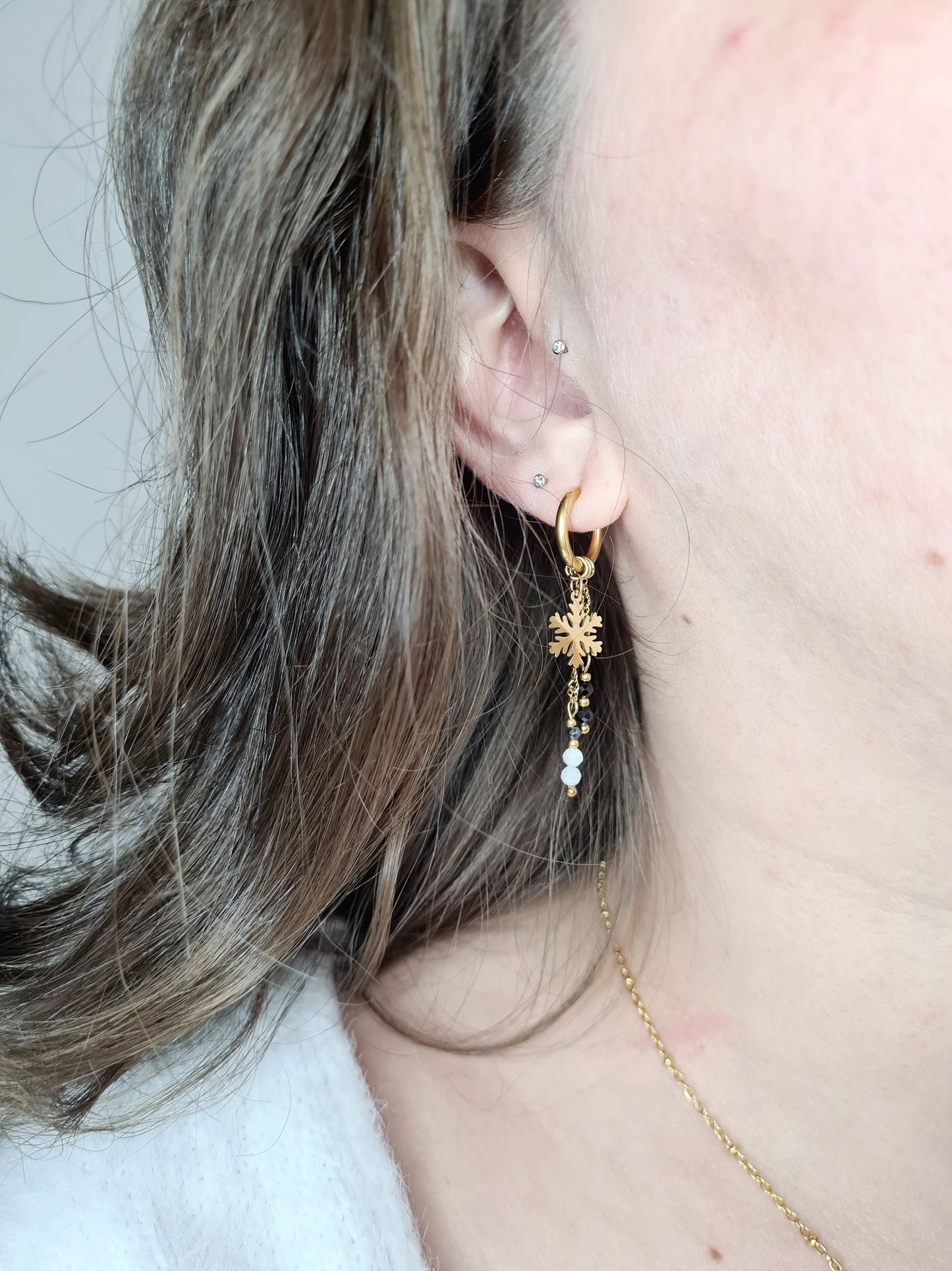 NEIGE | boucles d’oreilles en acier inoxydable doré et pierres naturelles