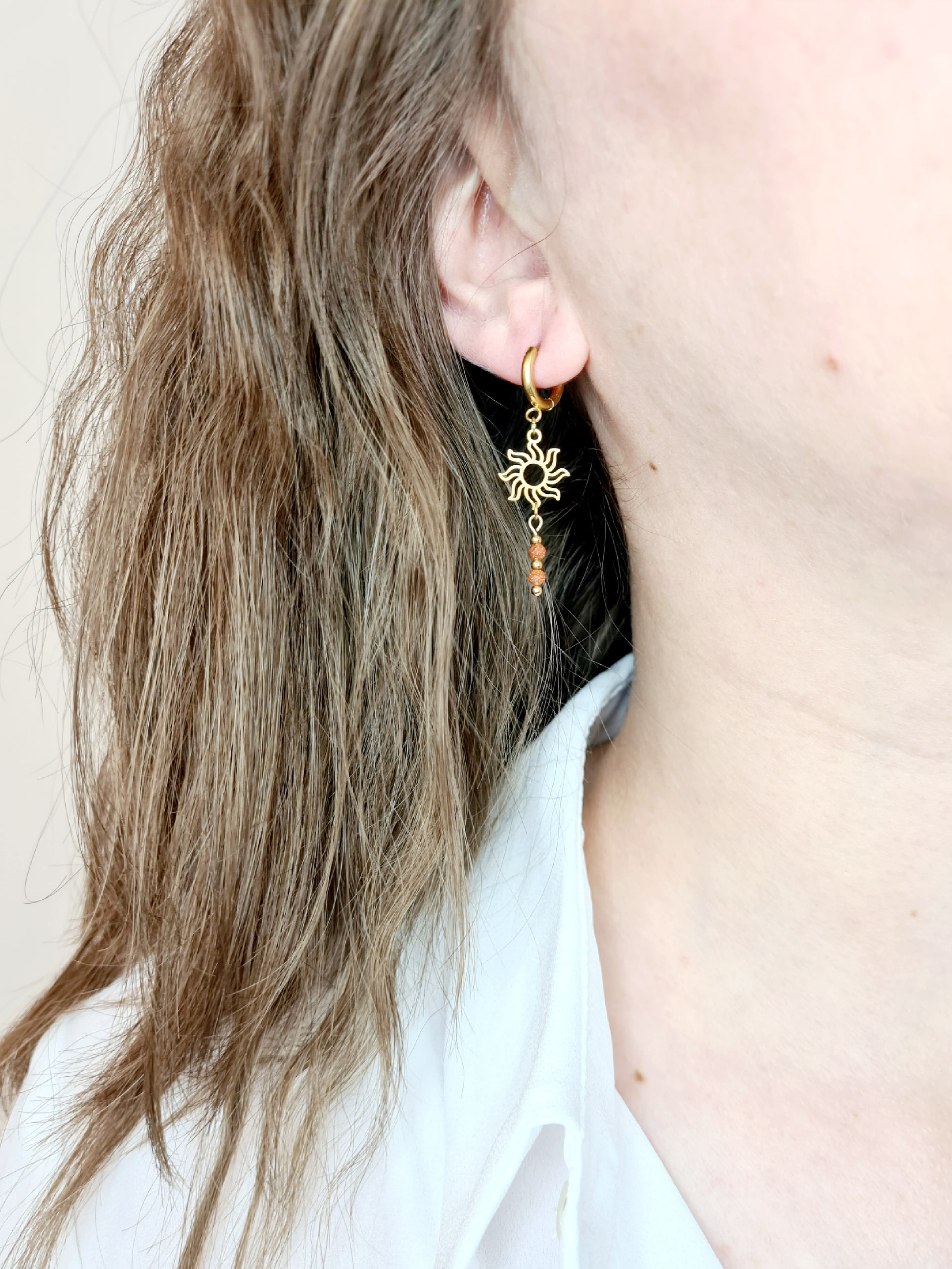 Solaris sont des boucles d'oreilles en acier inoxydable doré avec de véritable pierres naturelles
