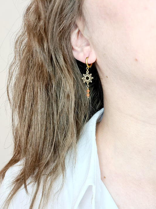 Solaris sont des boucles d'oreilles en acier inoxydable doré avec de véritable pierres naturelles