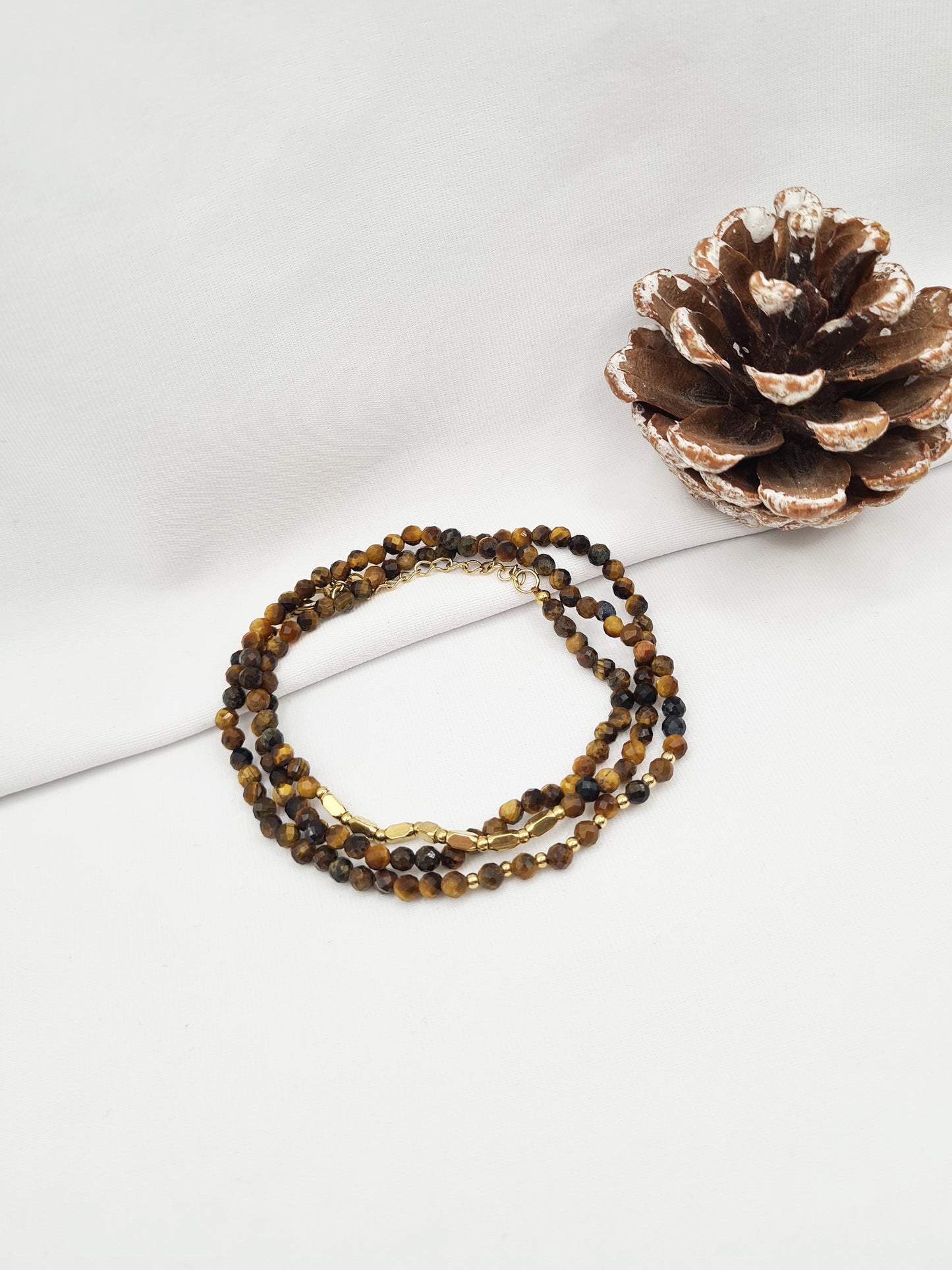 Constance est un bracelet doré en acier inoxydable composé de véritables pierres naturelles