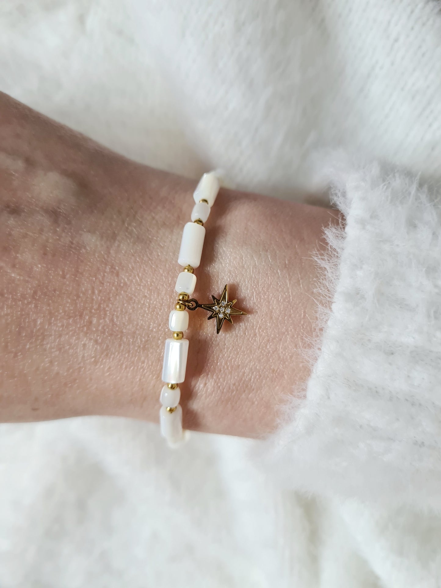 Étincelle d'été est un bracelet en acier inoxydable doré composé de véritables pierres naturelles