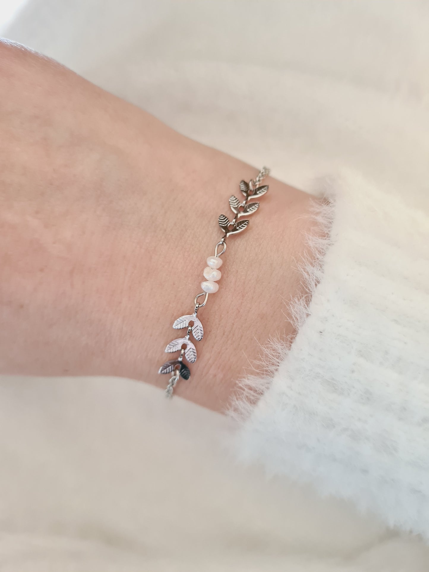 Épique est un bracelet en acier inoxydable argenté composé de véritables perles d'eau douce