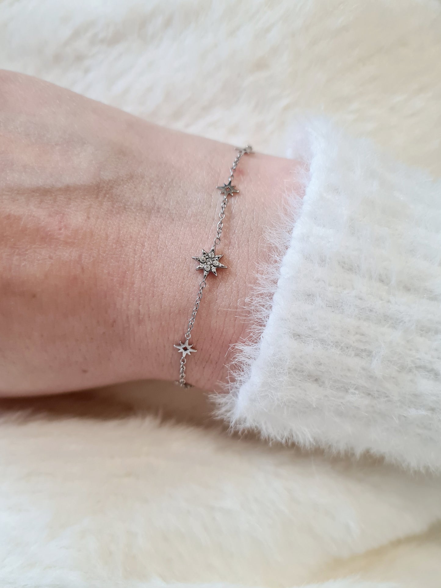 Astrée est un bracelet en acier inoxydable argenté