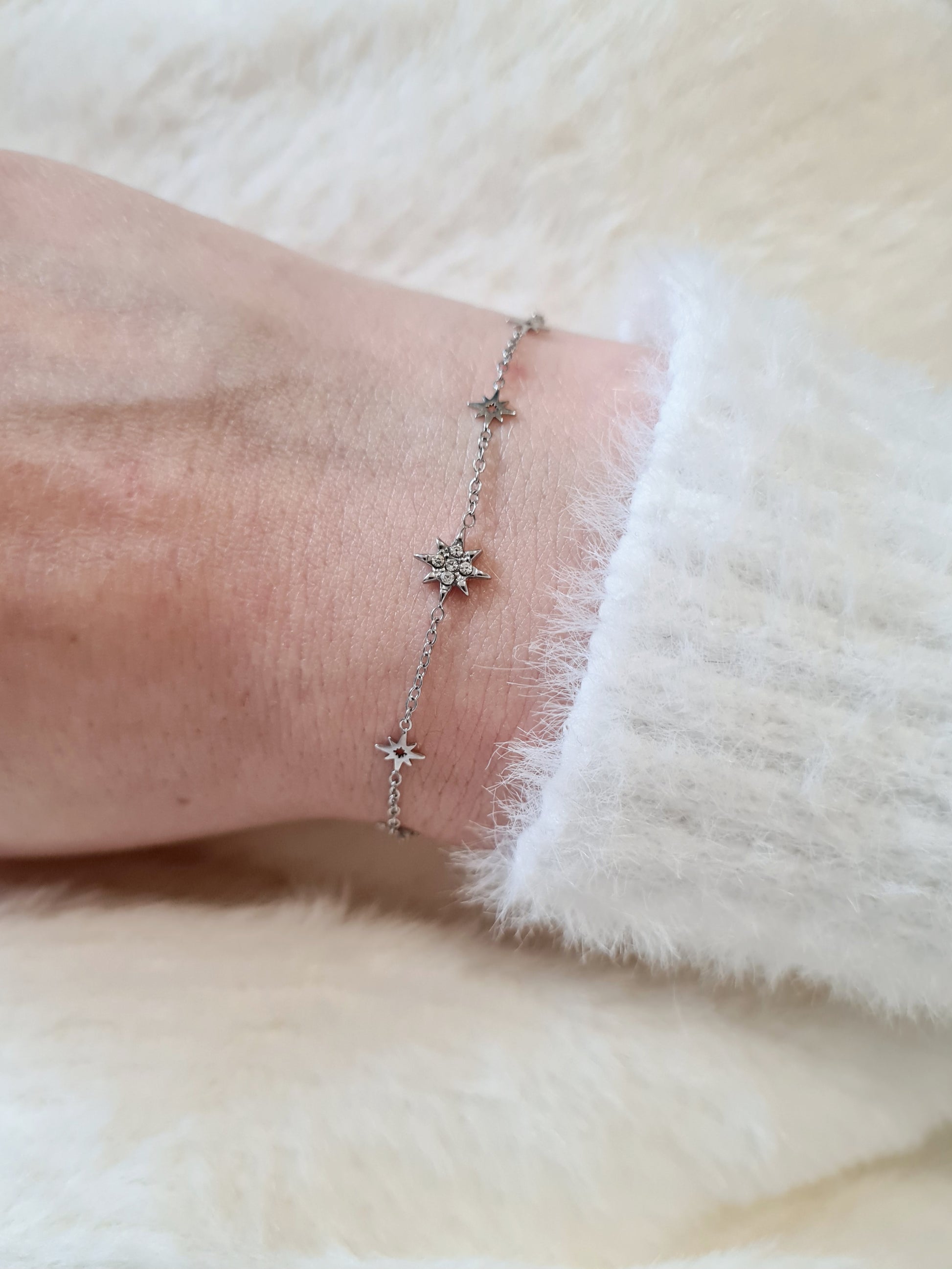 Astrée est un bracelet en acier inoxydable argenté