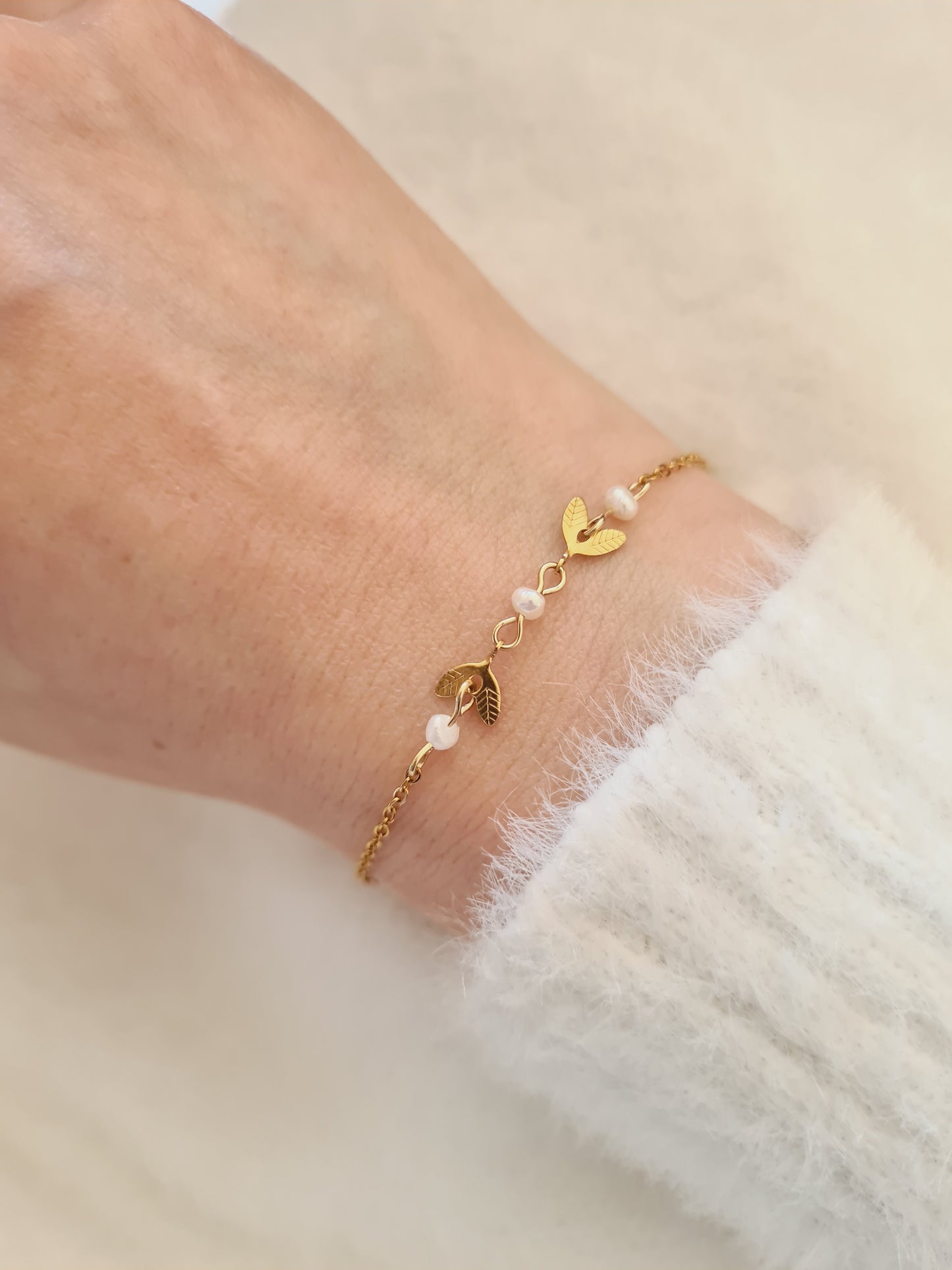 Épique est un bracelet en acier inoxydable doré composé de véritables perles d'eau douce