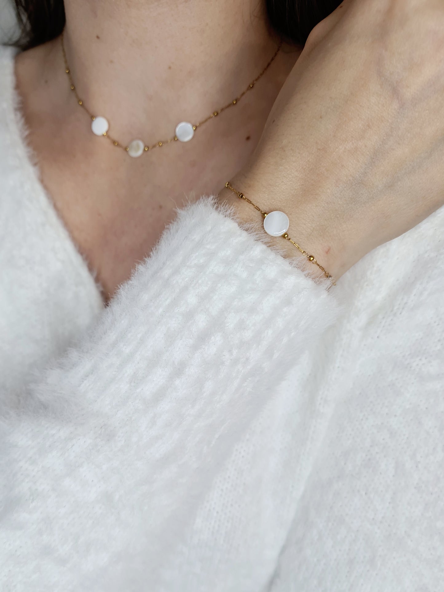 Altea est un bracelet en acier inoxydable doré composé de véritables pierres naturelles