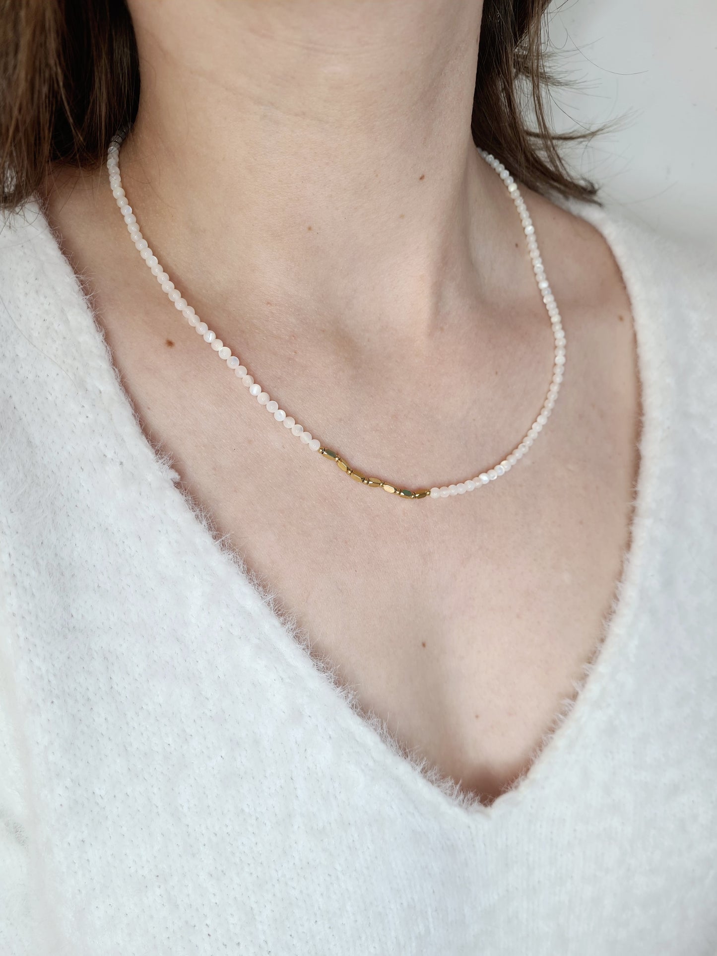 Constance est un bracelet doré en acier inoxydable composé de véritables pierres naturelles