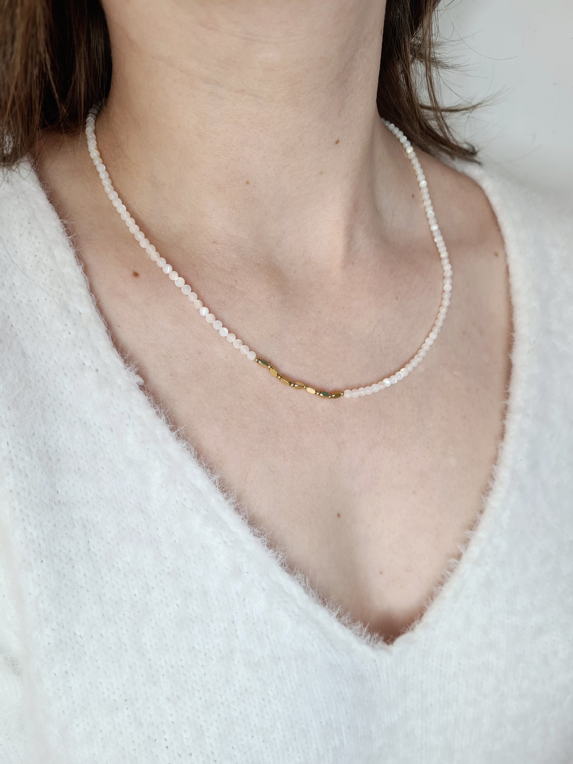 Constance est un bracelet doré en acier inoxydable composé de véritables pierres naturelles