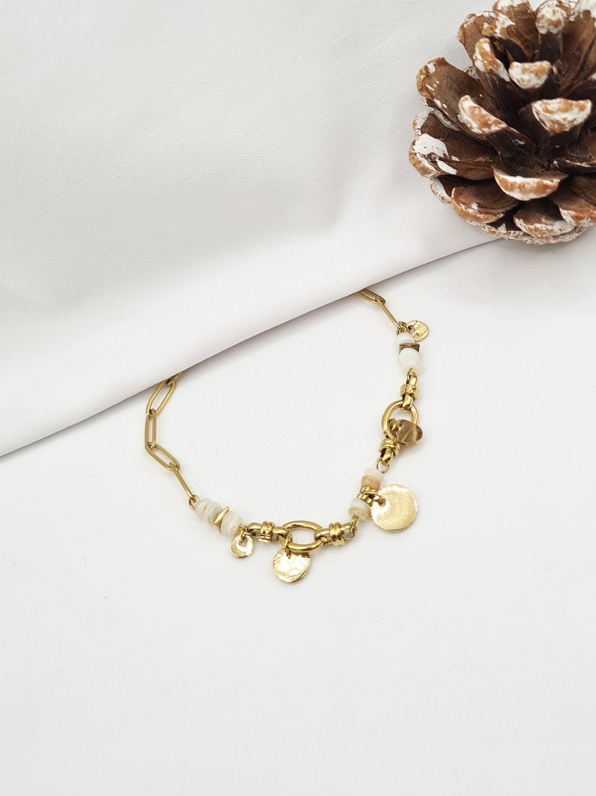 Esméralda est un bracelet en acier inoxydable doré composé de véritables pierres naturelles