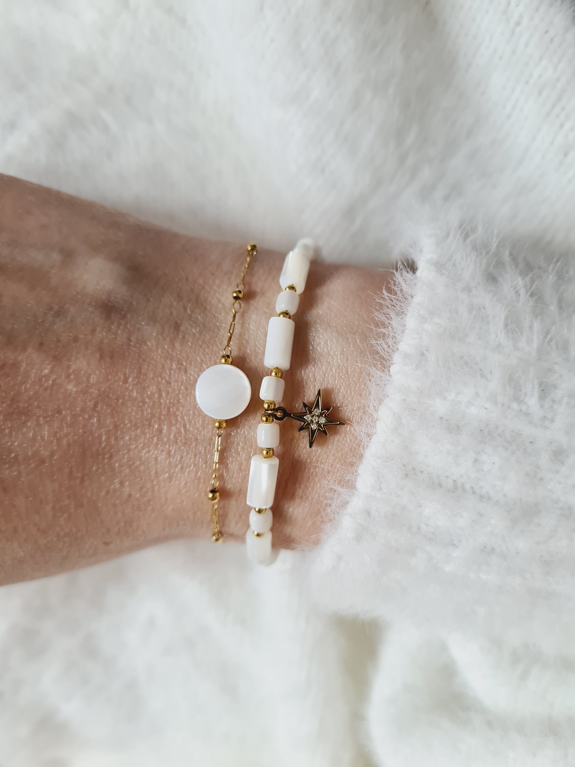 Étincelle d'été est un bracelet en acier inoxydable doré composé de véritables pierres naturelles