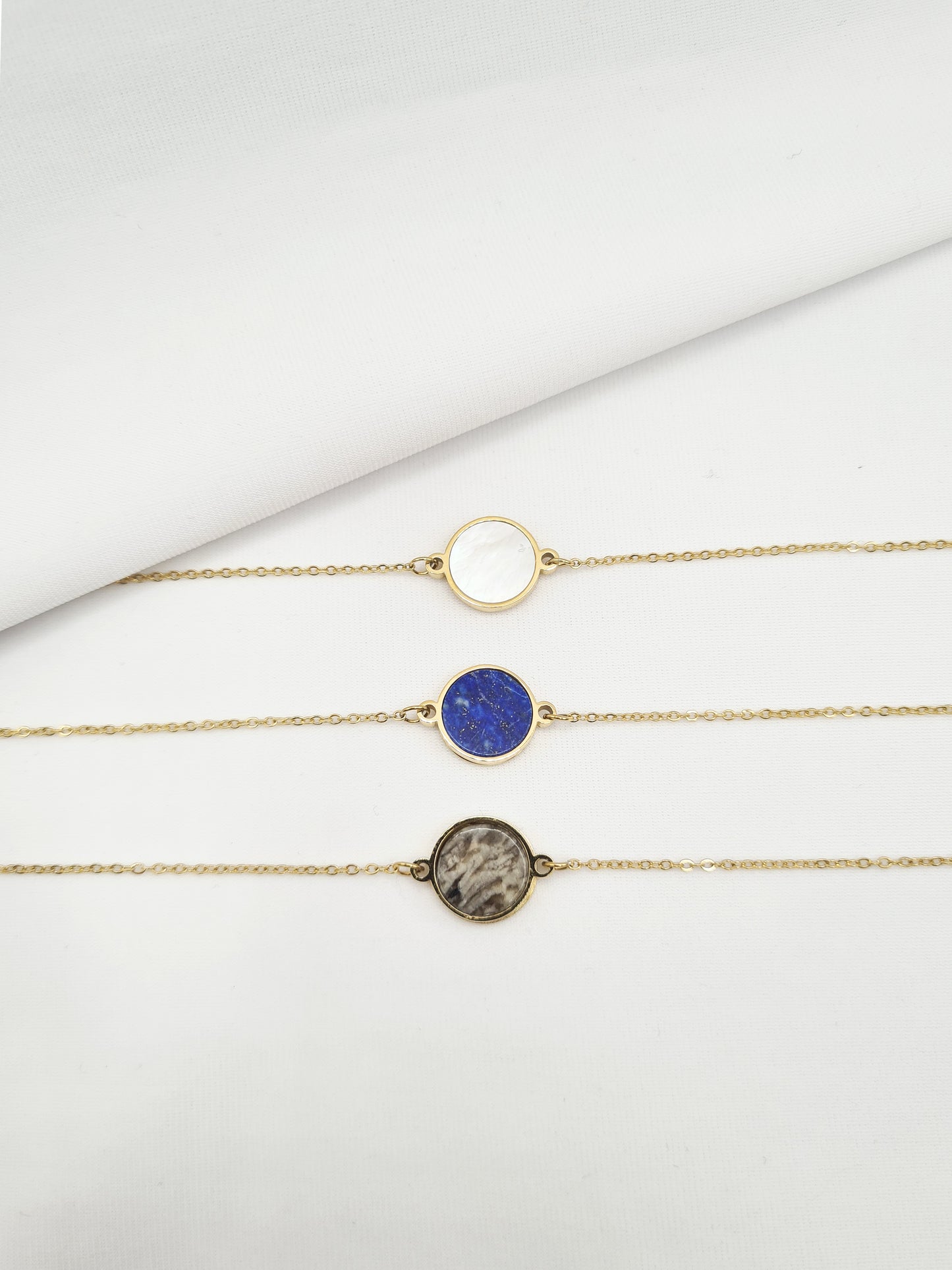 Imaé est un bracelet en acier inoxydable doré composé de véritables pierres naturelles