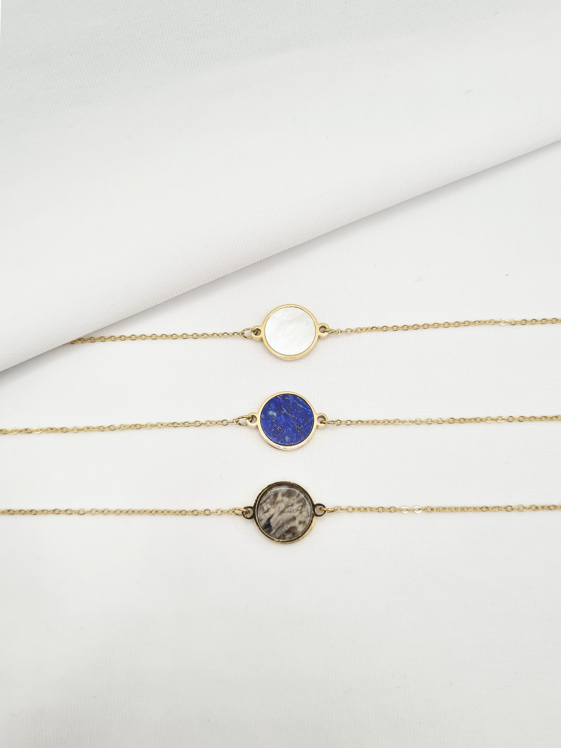 Imaé est un bracelet en acier inoxydable doré composé de véritables pierres naturelles