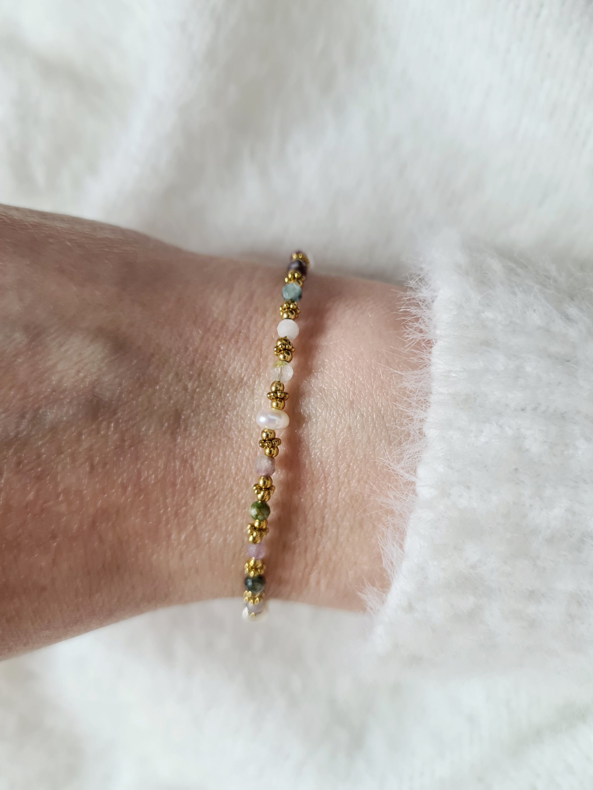 Leity est un bracelet en acier inoxydable doré composé de véritables pierres naturelles