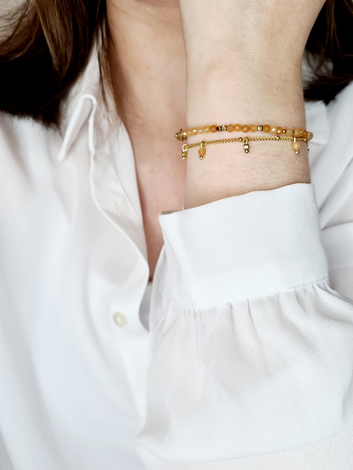 Mirage est un bracelet en acier inoxydable doré composé de véritables pierres naturelles