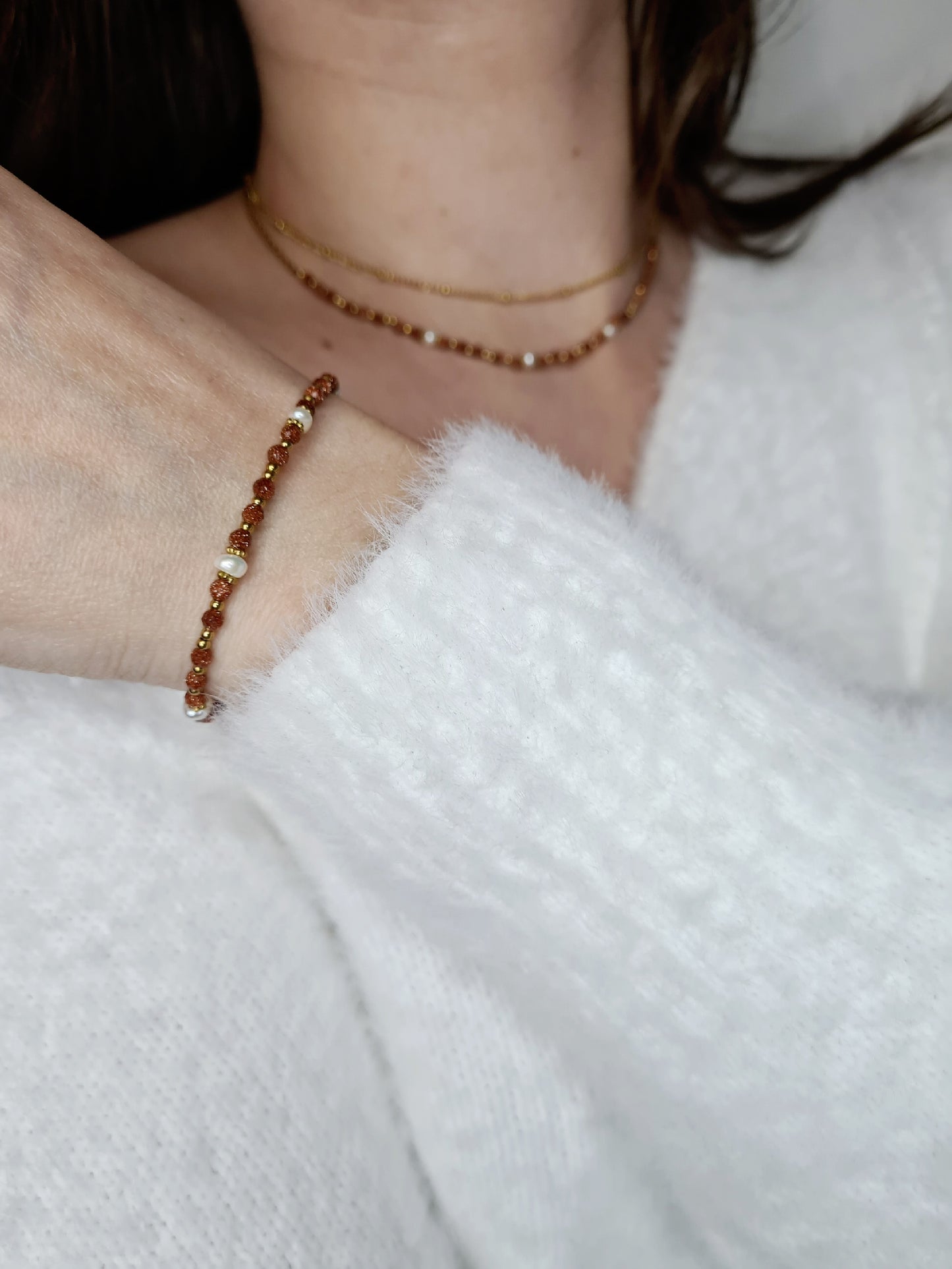 Myriam est un bracelet en acier inoxydable doré composé de véritables pierres naturelles