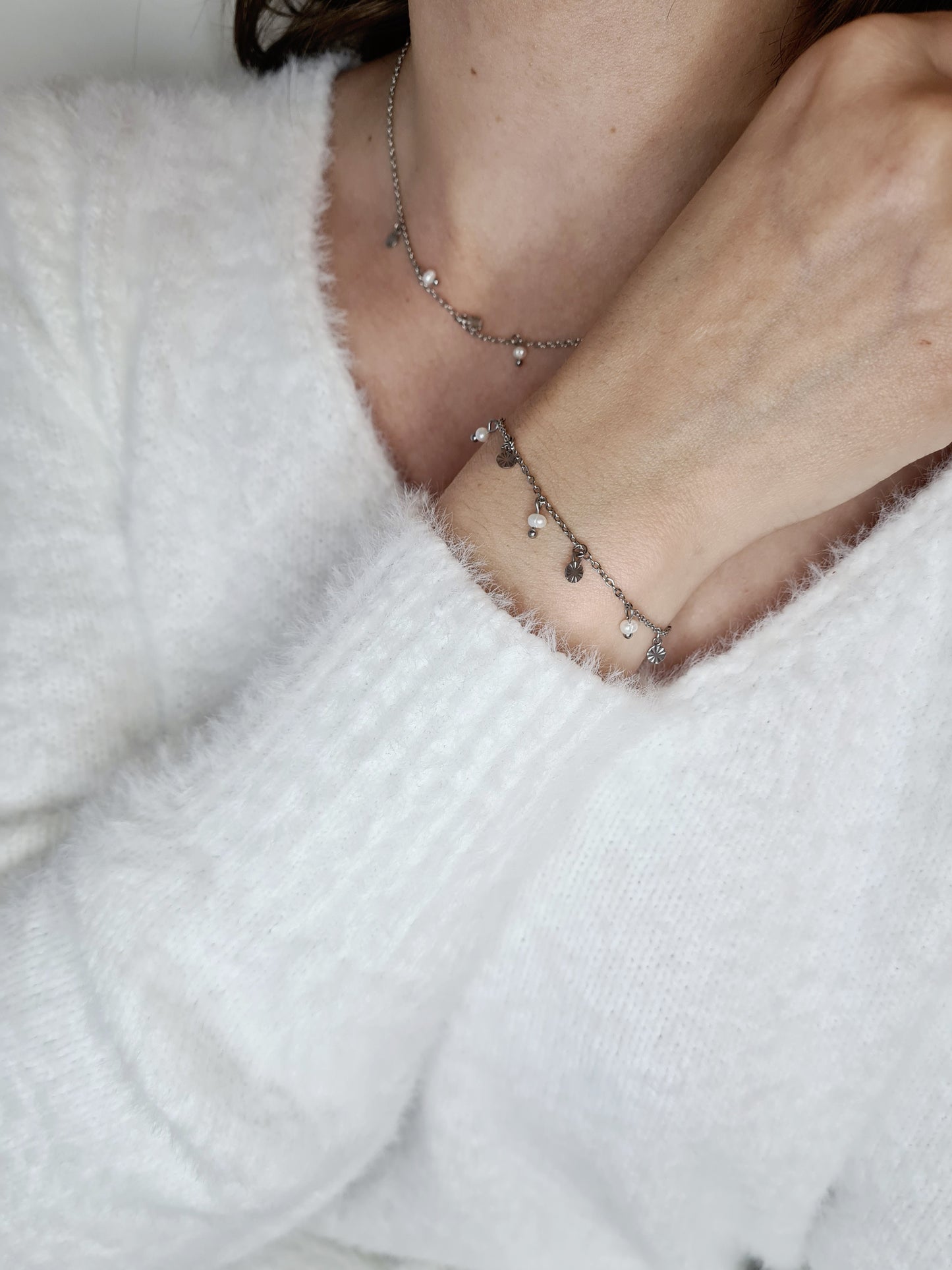 Dolce Vita est un bracelet en acier inoxydable argenté composé de véritables perles d'eau douce