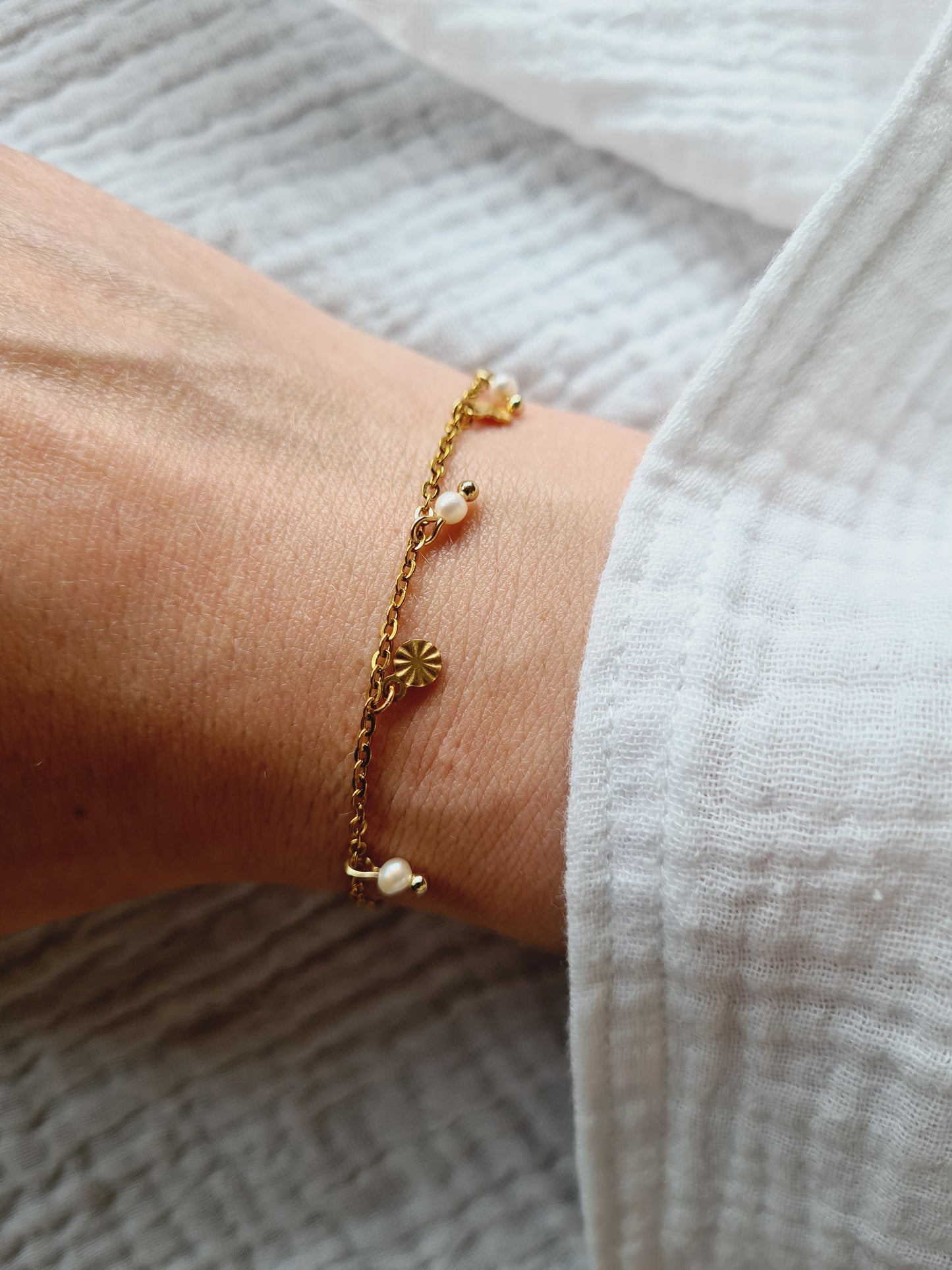 Dolce Vita est un bracelet en acier inoxydable doré composé de véritables perles d'eau douce