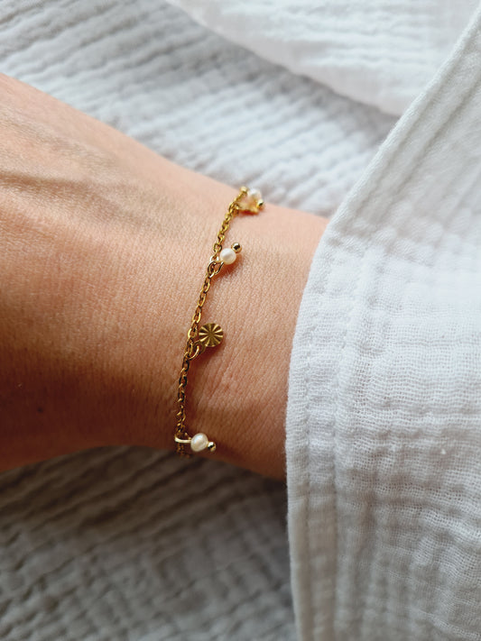 Dolce Vita est un bracelet en acier inoxydable doré composé de véritables perles d'eau douce