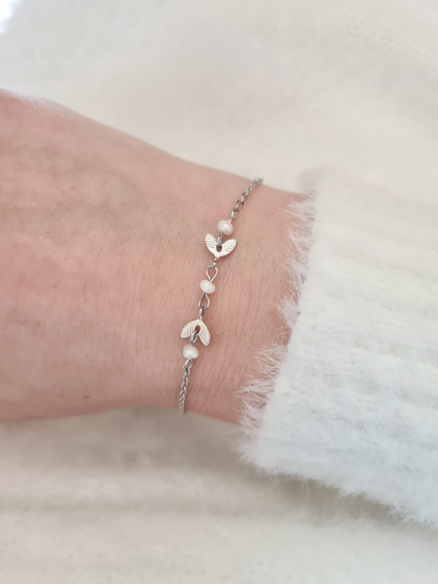 Épique est un bracelet en acier inoxydable argenté composé de véritables perles d'eau douce