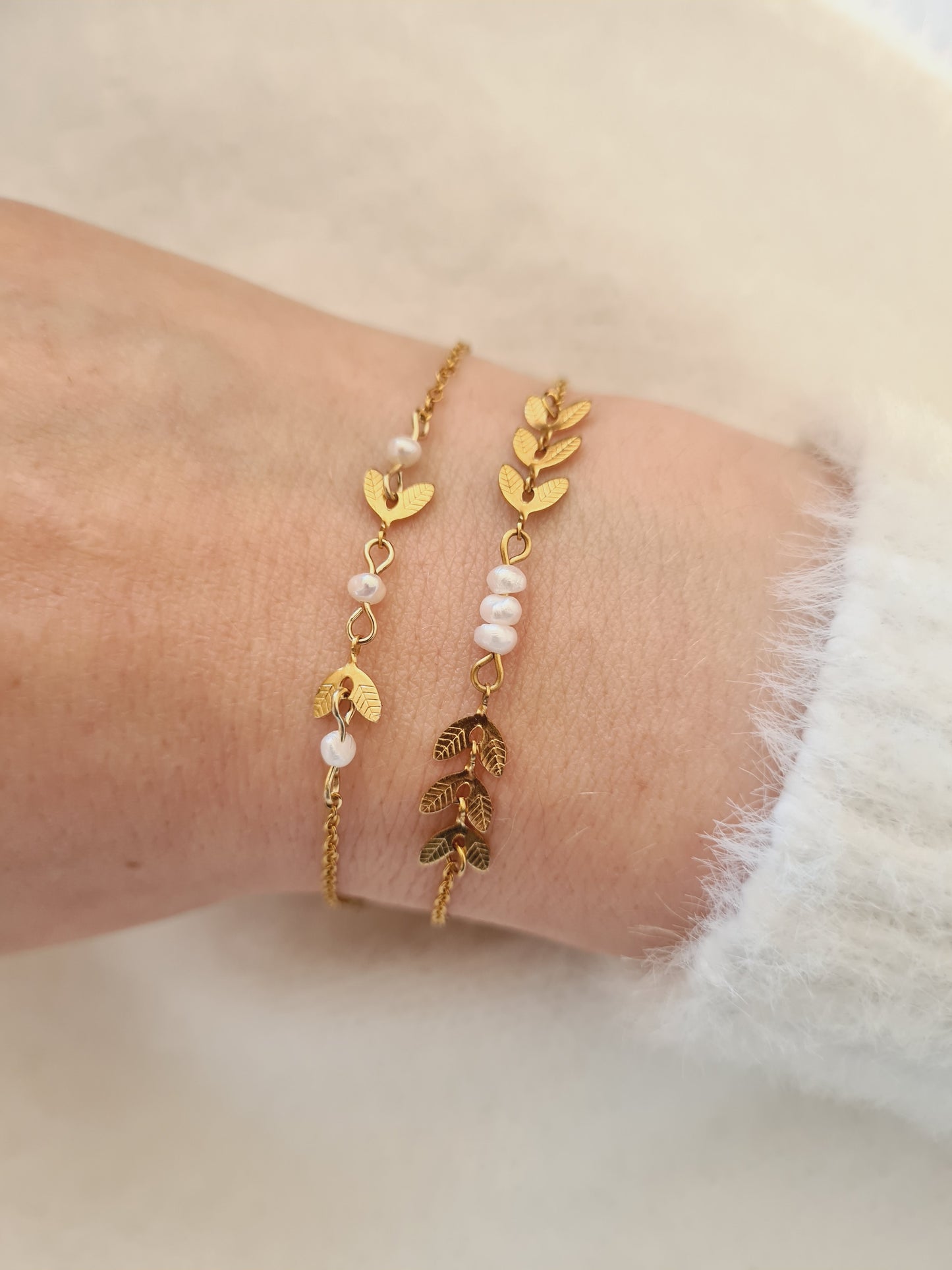 Épique est un bracelet en acier inoxydable doré composé de véritables perles d'eau douce