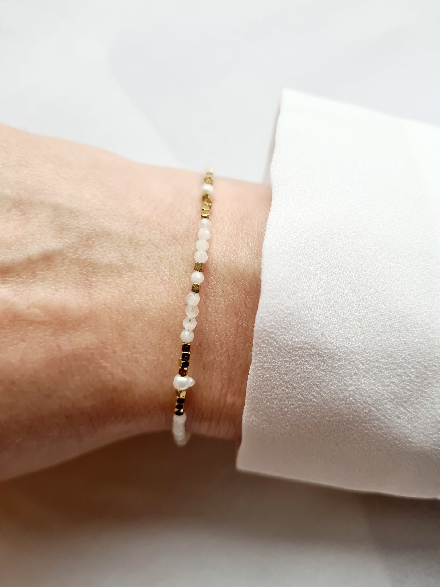 Dune est un bracelet doré en acier inoxydable composé de véritables pierres naturelles