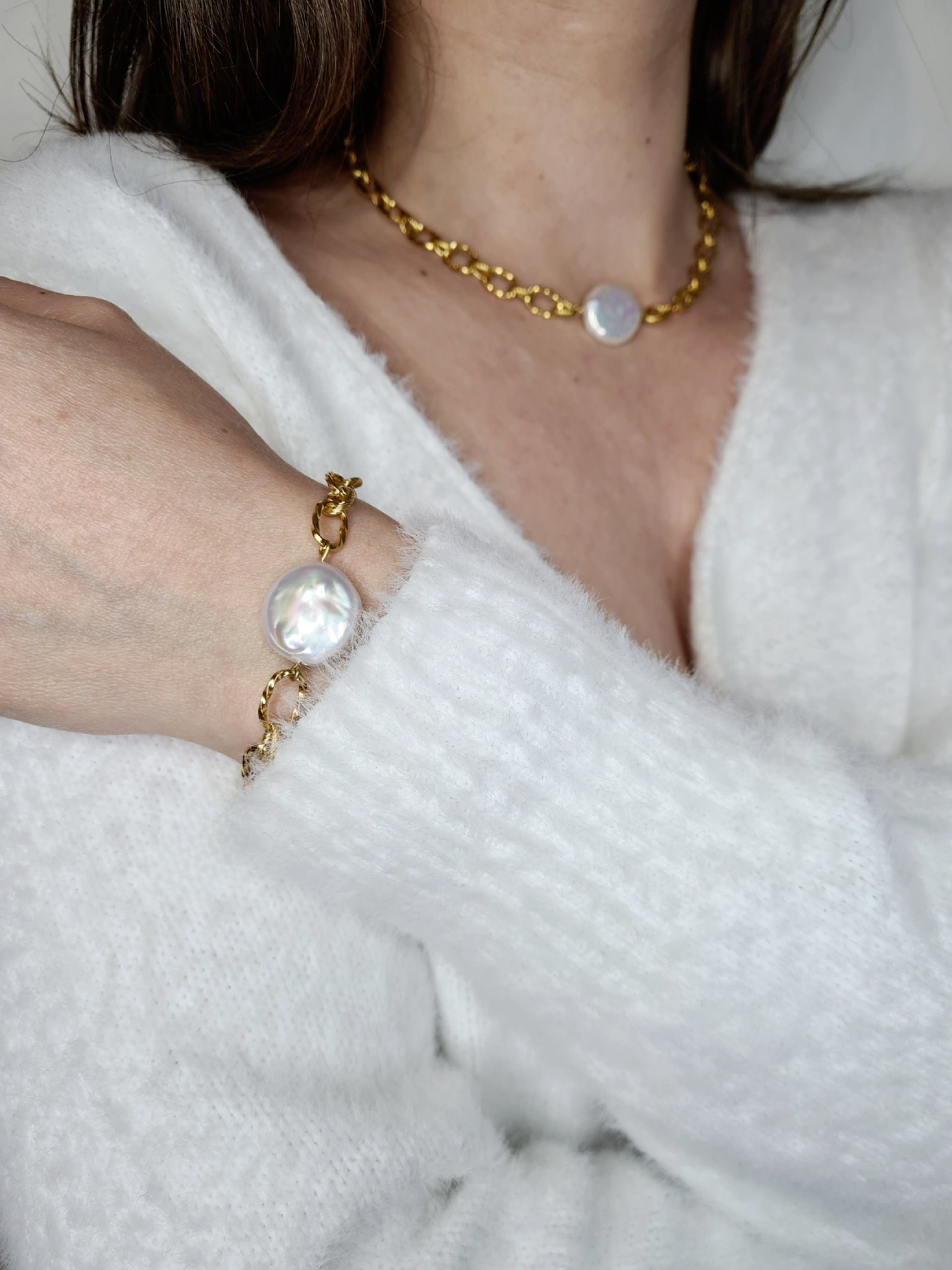 Akoya est un bracelet en acier inoxydable doré composé de véritables pierres naturelles