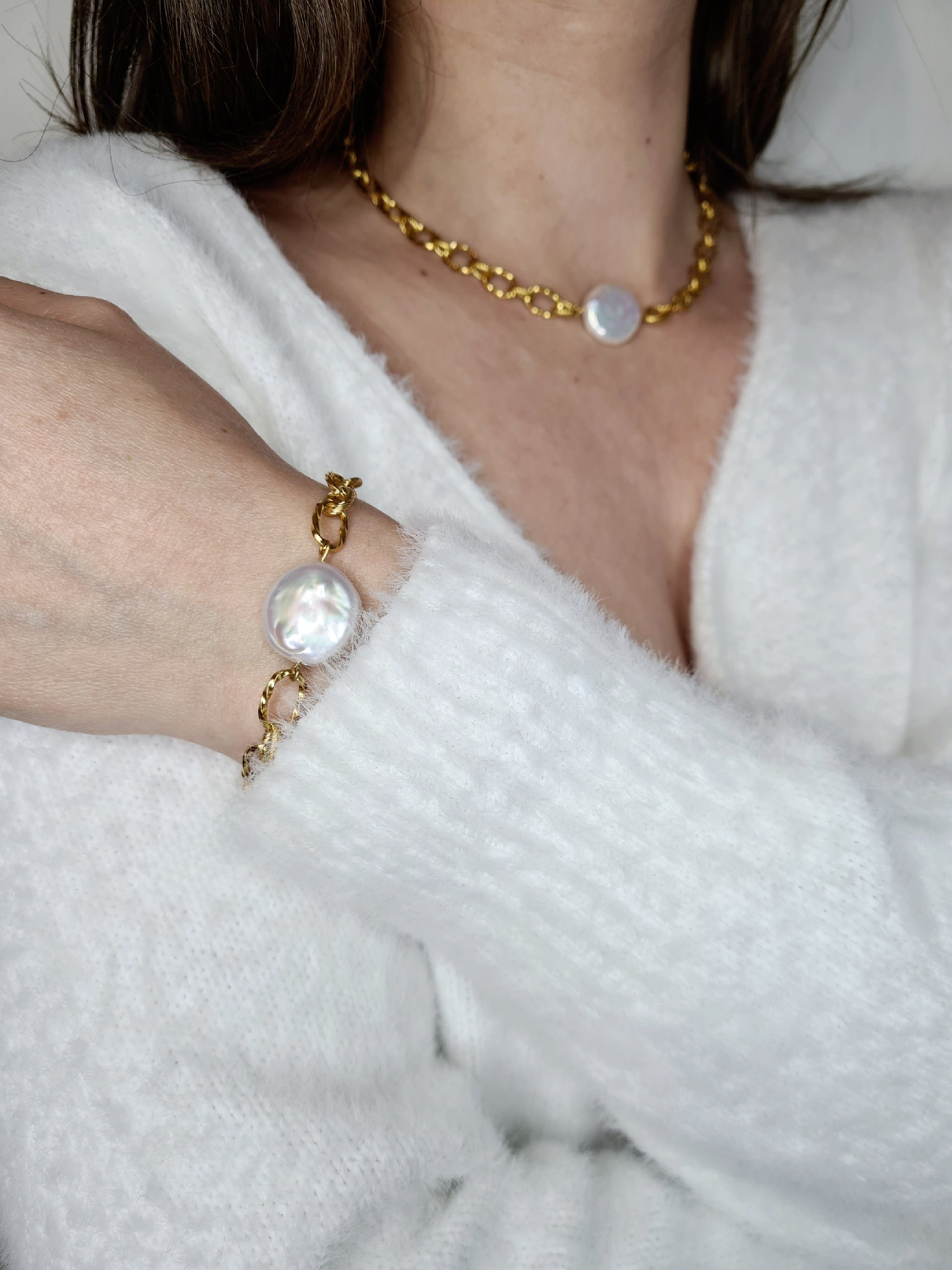 Akoya  est un bracelet en acier inoxydable doré composé de véritables pierres naturelles