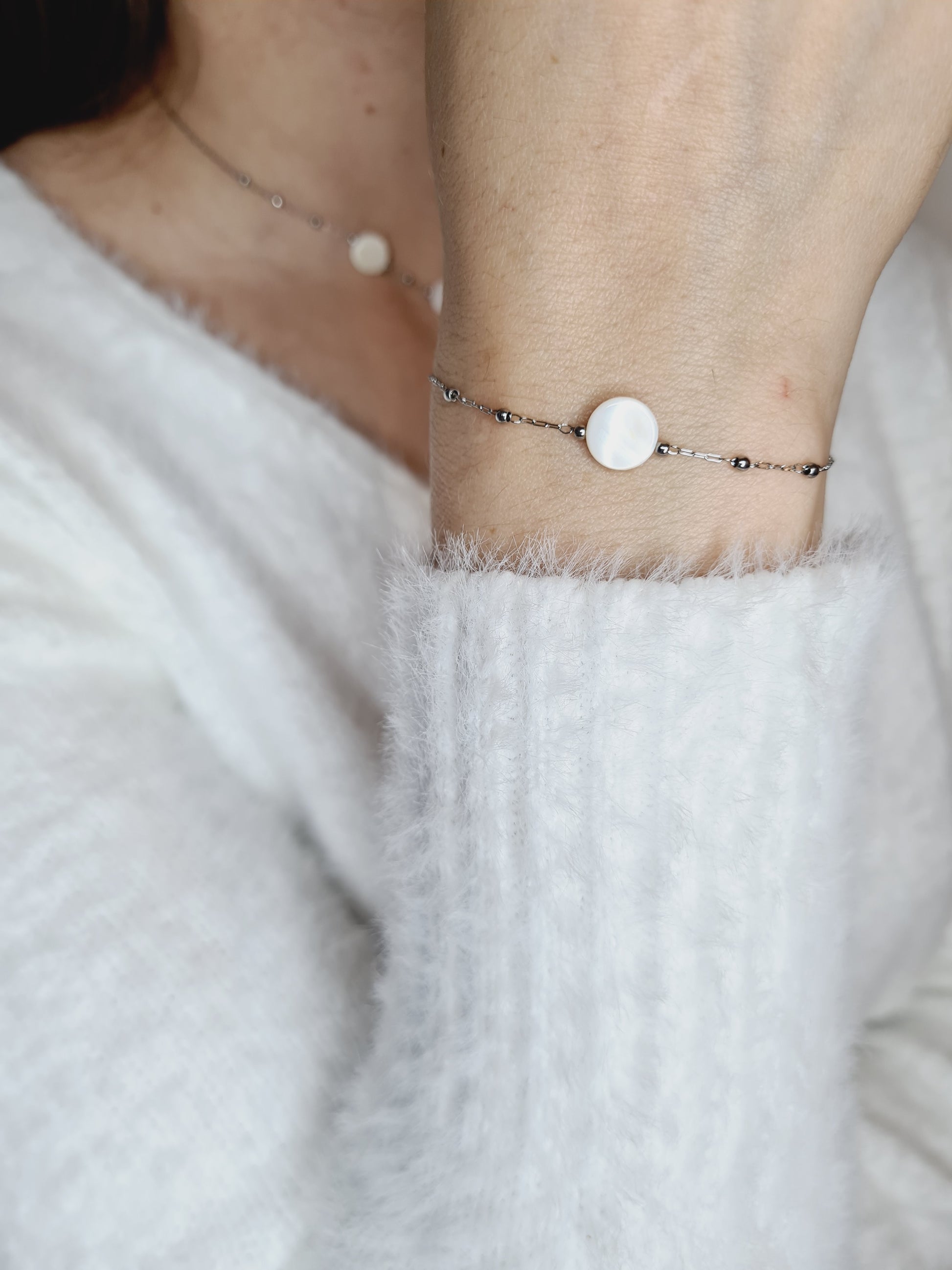Altea est un bracelet en acier inoxydable argenté composé de véritables pierres naturelles