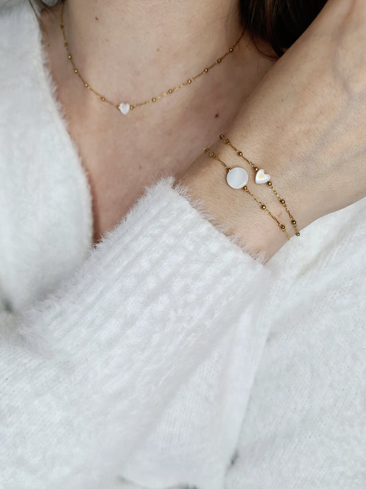 Altea est un bracelet en acier inoxydable doré composé de véritables pierres naturelles