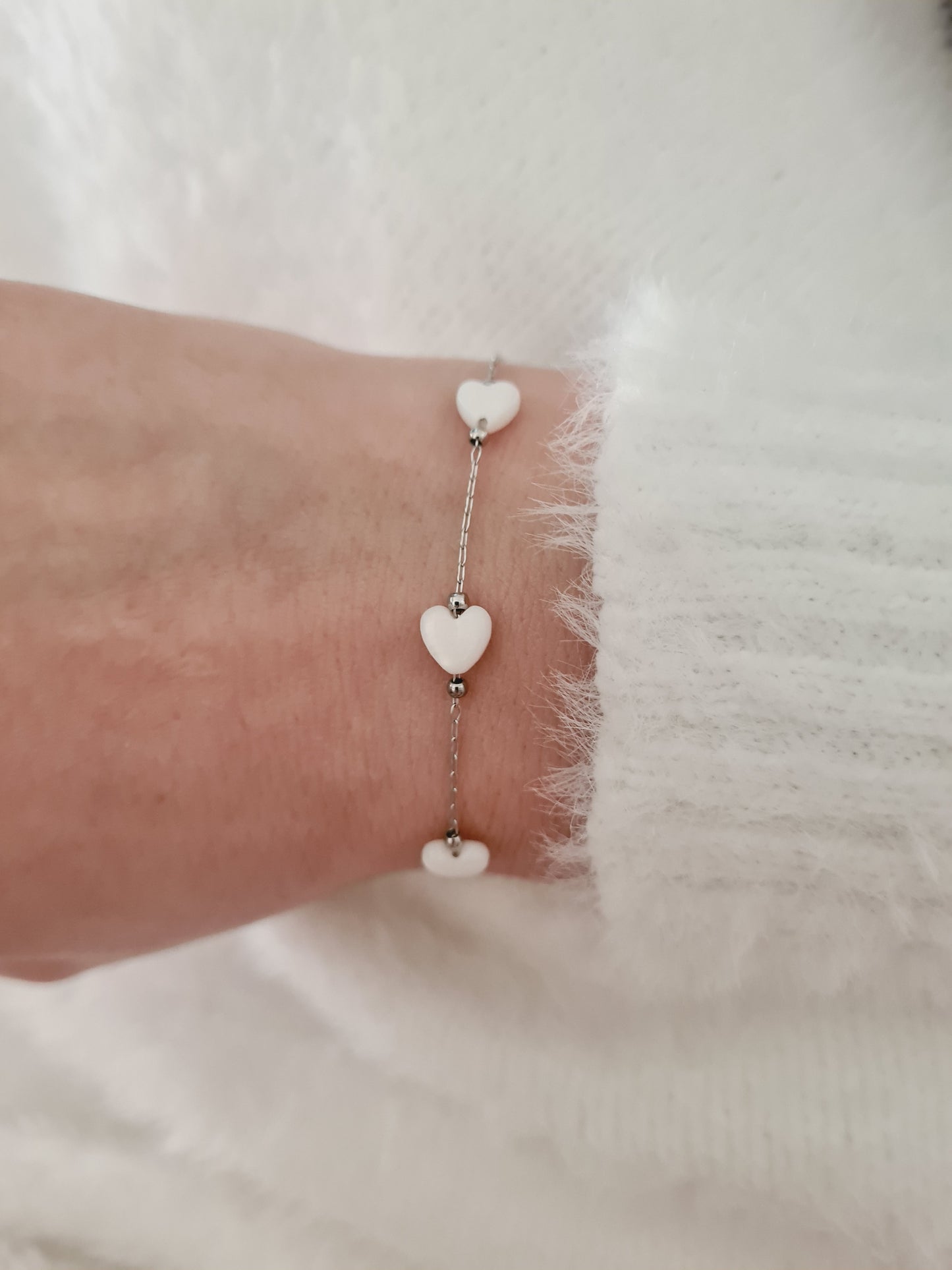 Blanca est un bracelet en acier inoxydable argenté composé de véritables pierres naturelles