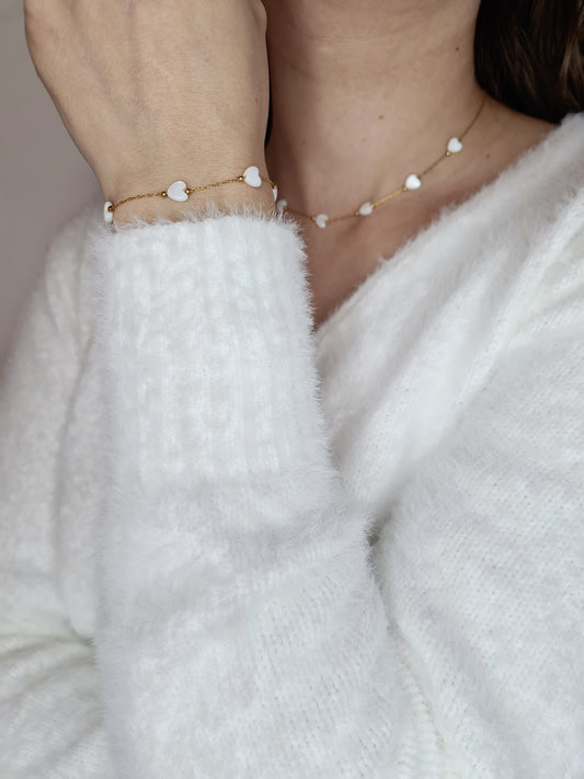 Blanca est un bracelet en acier inoxydable doré composé de véritables pierres naturelles