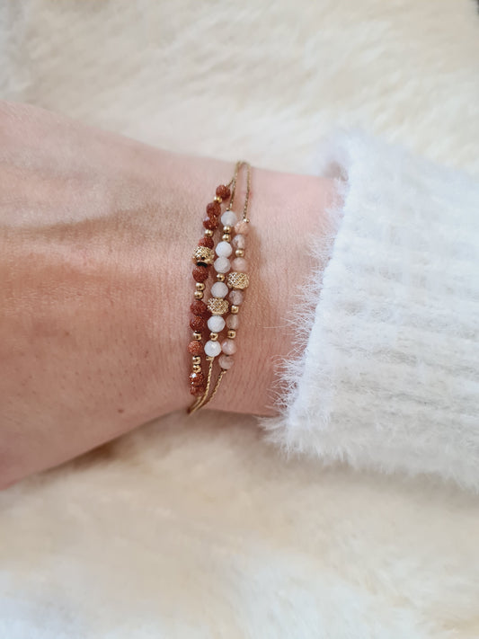 Cassandre est un bracelet en acier inoxydable doré composé de véritables pierres naturelles
