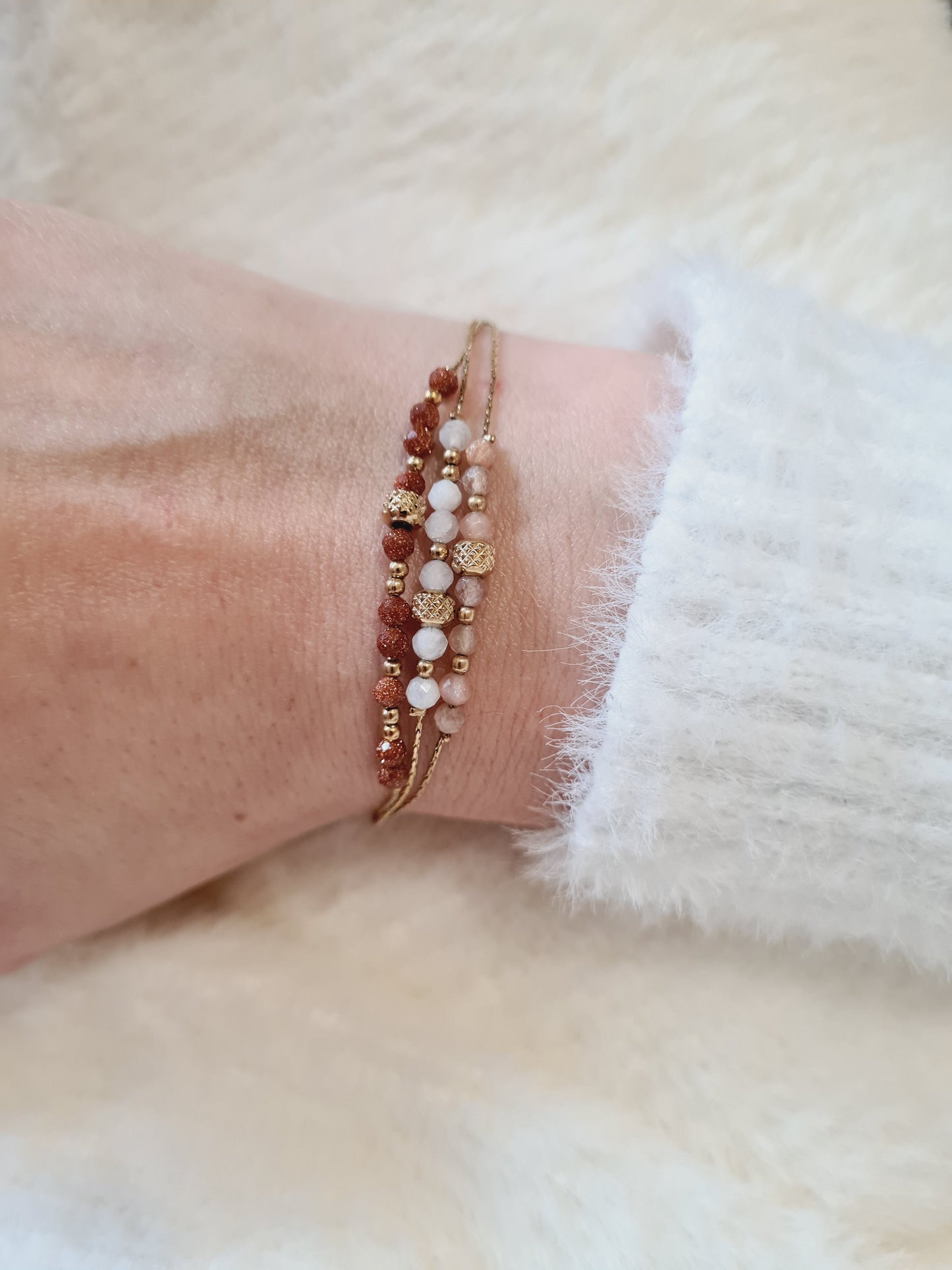 Cassandre est un bracelet en acier inoxydable doré composé de véritables pierres naturelles