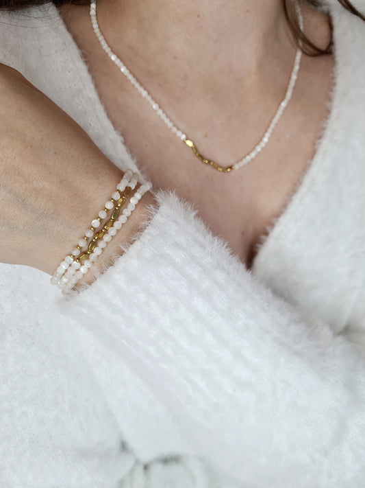 Constance est un bracelet doré en acier inoxydable composé de véritables pierres naturelles