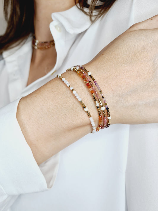 Dune est un bracelet doré en acier inoxydable composé de véritables pierres naturelles