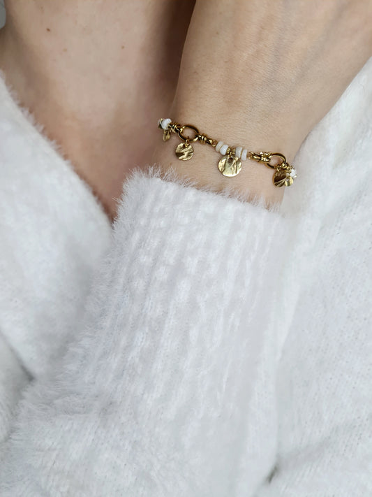 Esméralda est un bracelet en acier inoxydable doré composé de véritables pierres naturelles